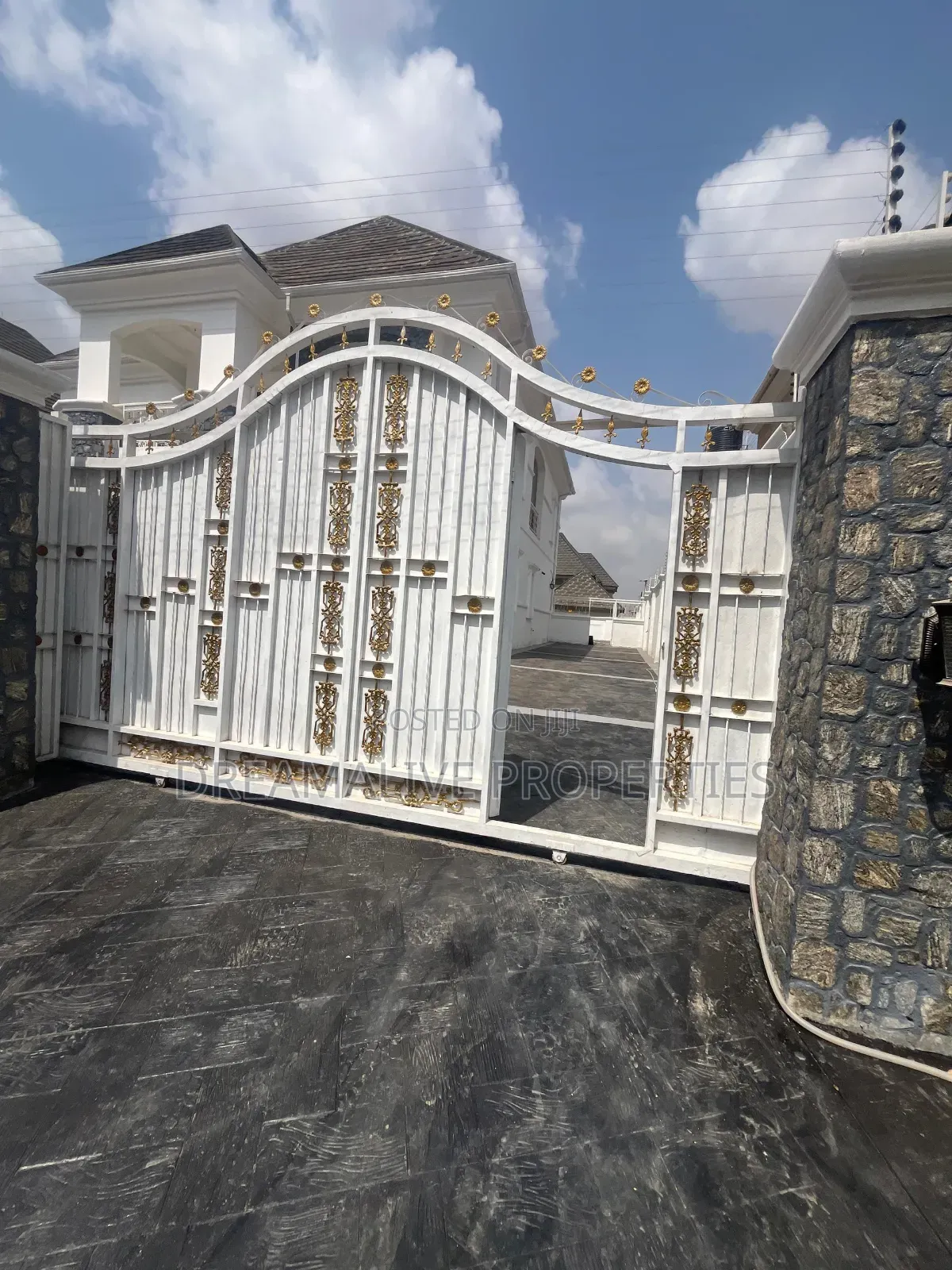 5bdrm Duplex in An Estate, Gwarinpa for sale in Gwarinpa