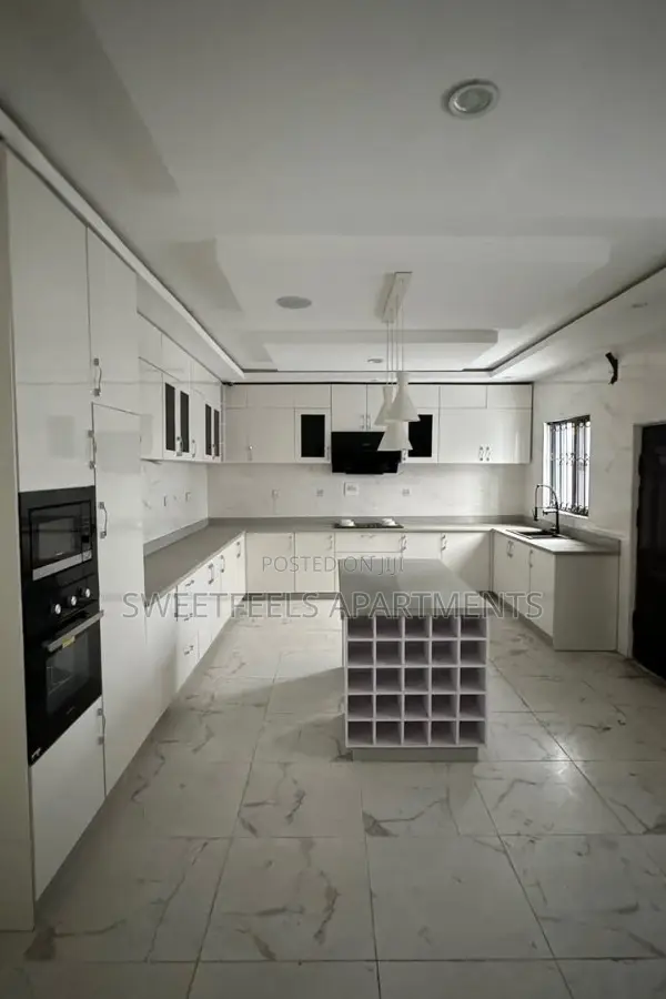 5bdrm Apartment in Royal Gardens Estate for sale in Ado / Ajah