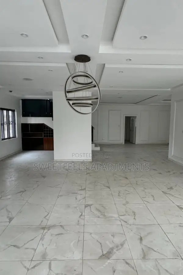5bdrm Apartment in Royal Gardens Estate for sale in Ado / Ajah