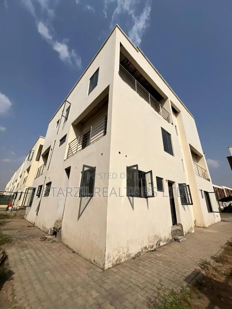 6bdrm Duplex in Apo District for sale in Apo District