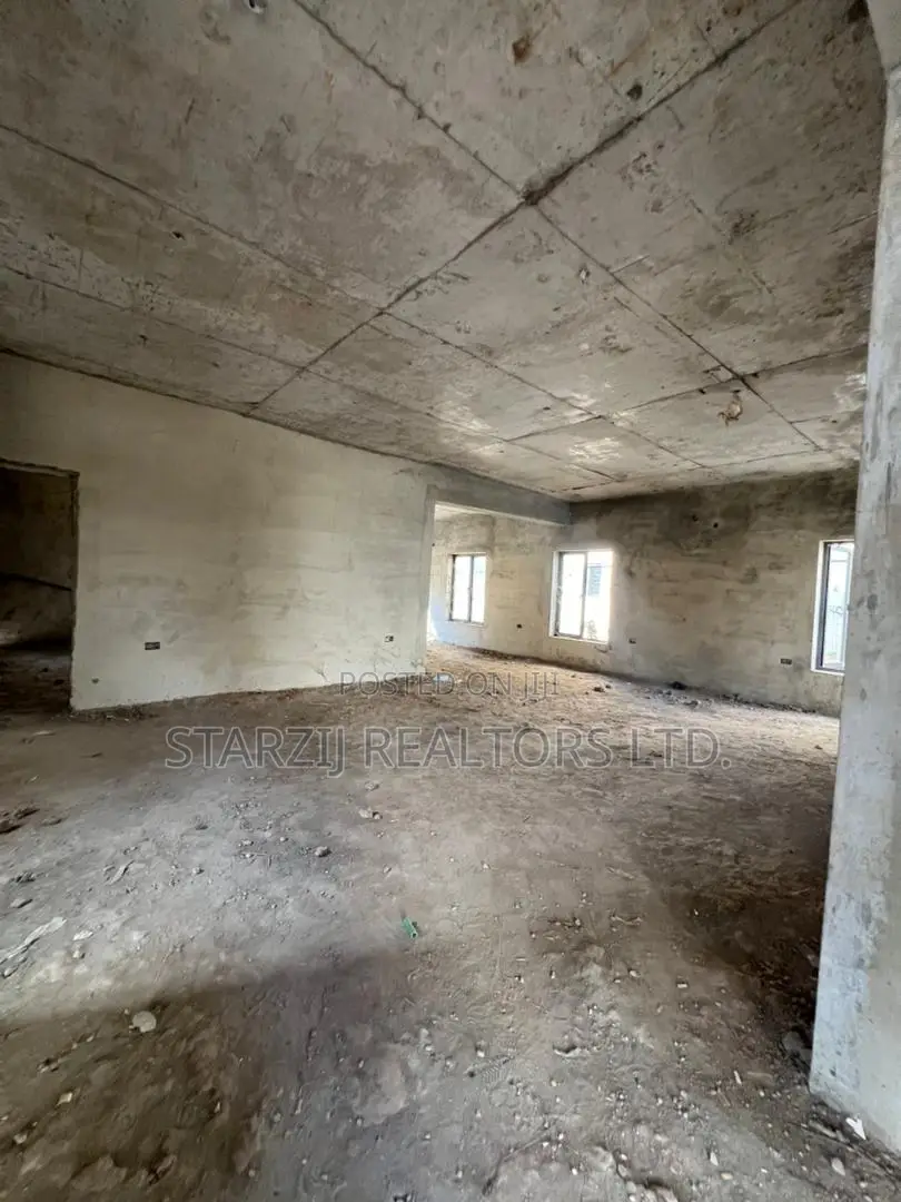 6bdrm Duplex in Apo District for sale in Apo District