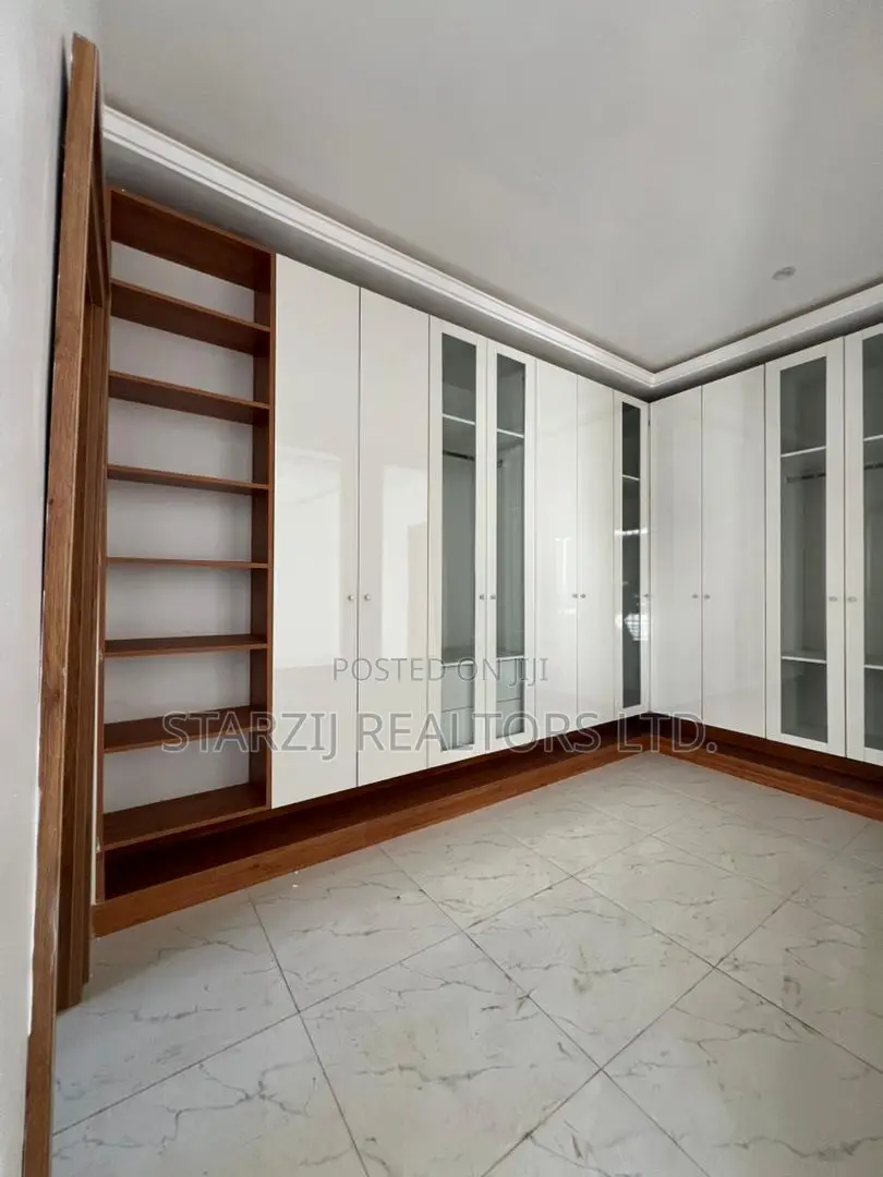 4bdrm Duplex in Apo District for sale in Apo District