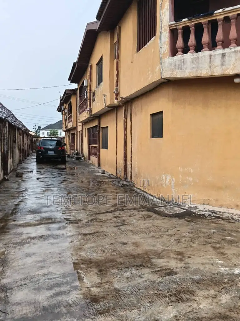 Furnished 18bdrm Apartment in Akowonjo, Lagos for sale in Akowonjo