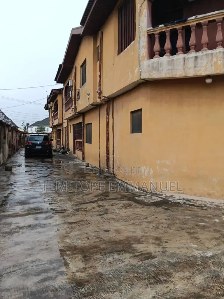 Furnished 18bdrm Apartment in Akowonjo, Lagos for sale in Akowonjo