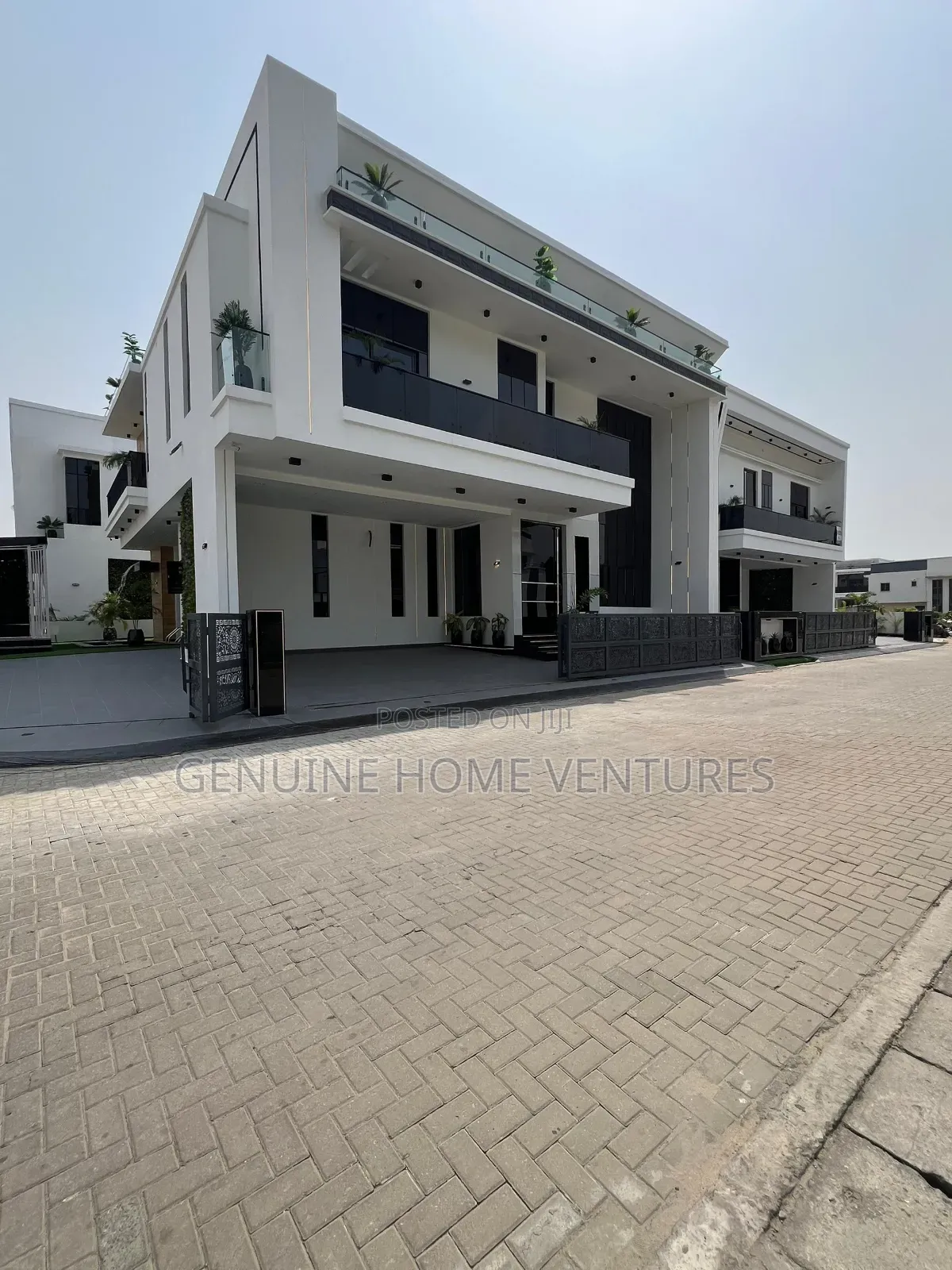5bdrm Duplex in Chevron for sale in Chevron