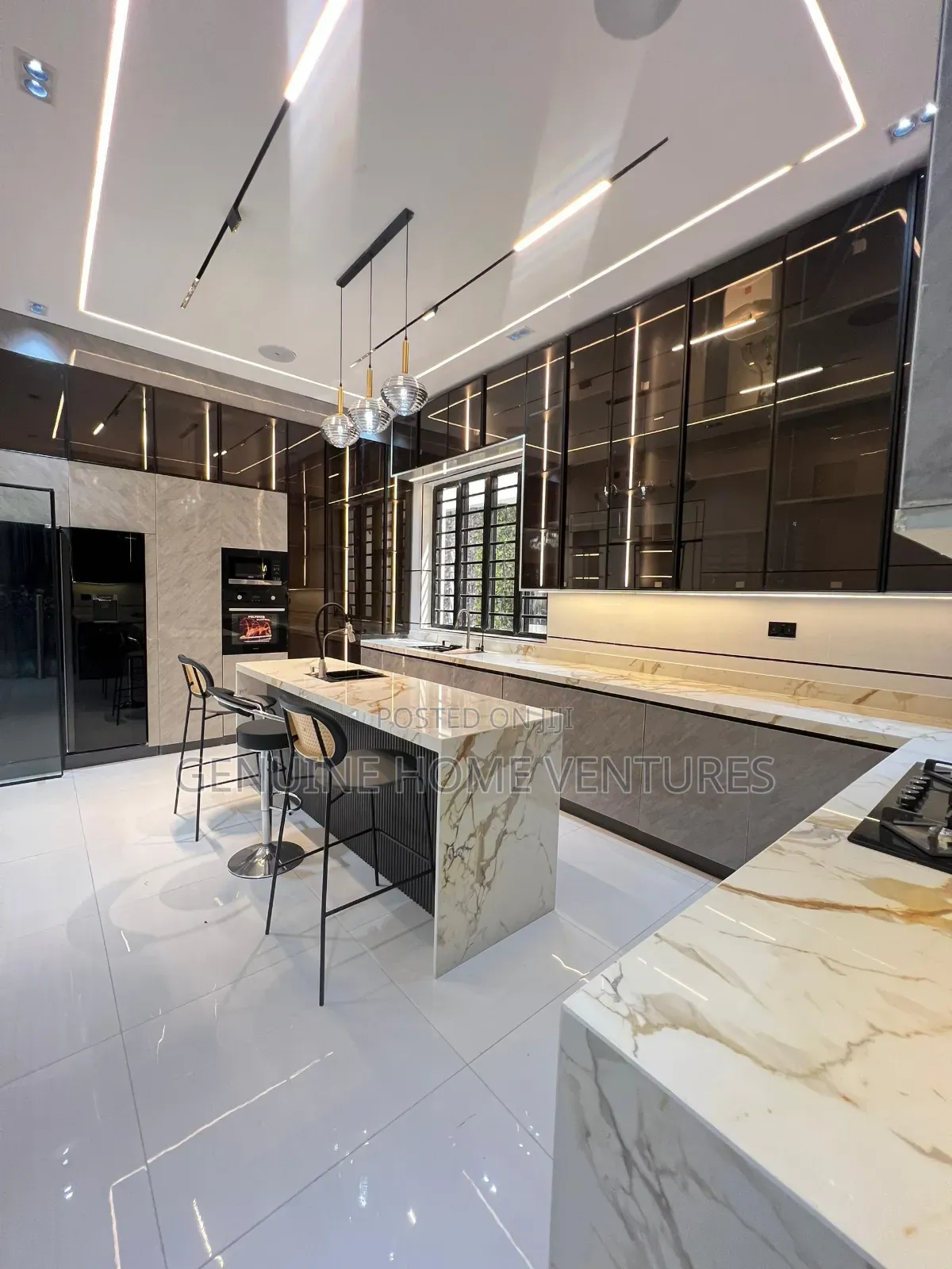 5bdrm Duplex in Chevron for sale in Chevron