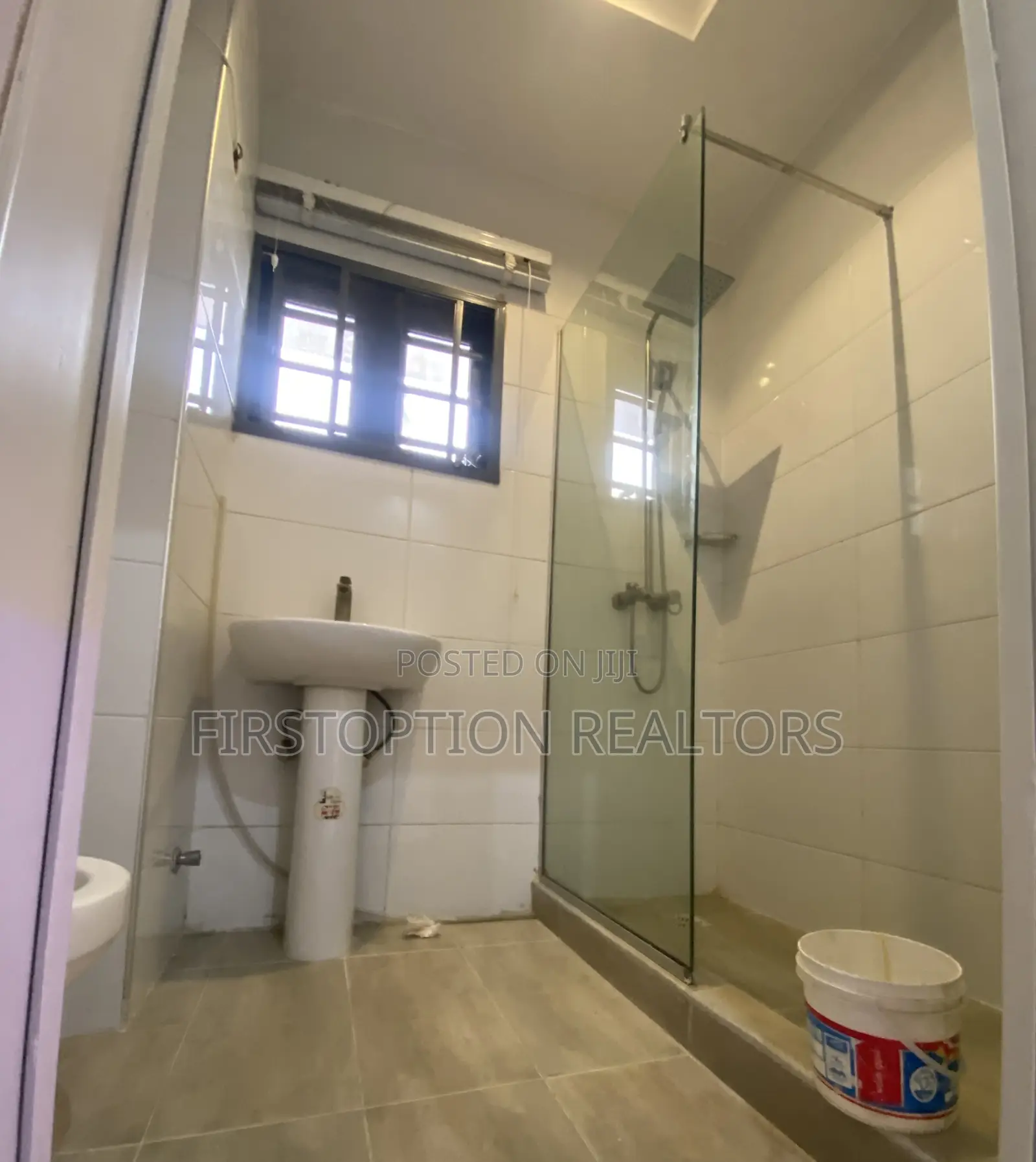 3bdrm Townhouse/Terrace in Pennek Estate, Off Lekki-Epe Expressway in Off Lekki-Epe Expressway