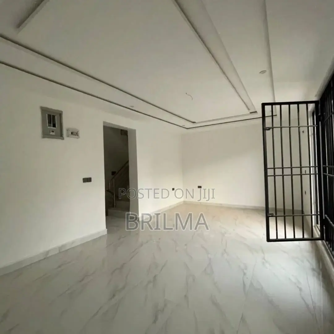 4bdrm Duplex in Apo District for sale in Apo District