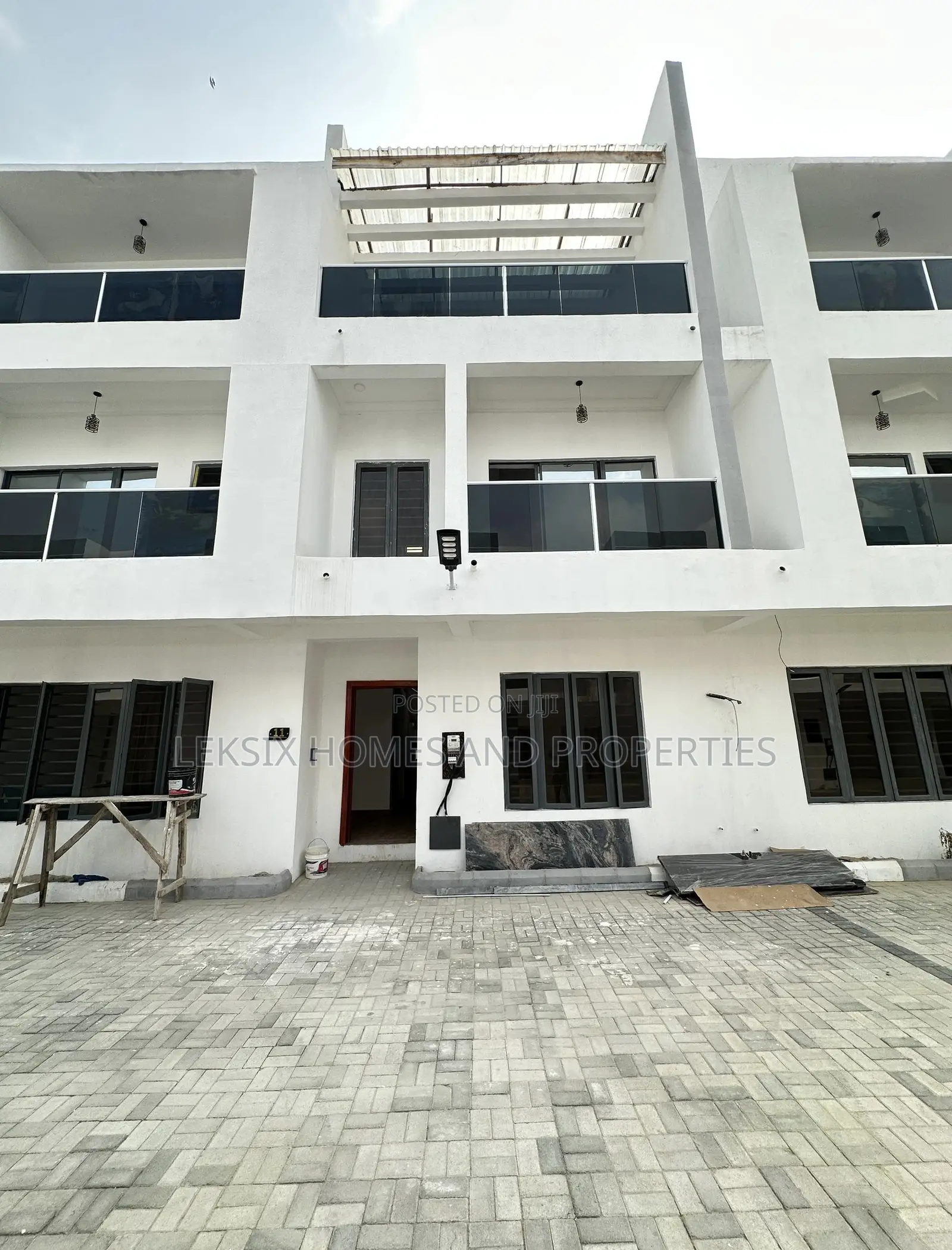 5bdrm Townhouse/Terrace in A Well Secured, Lekki Phase 2 for sale in Lekki Phase 2