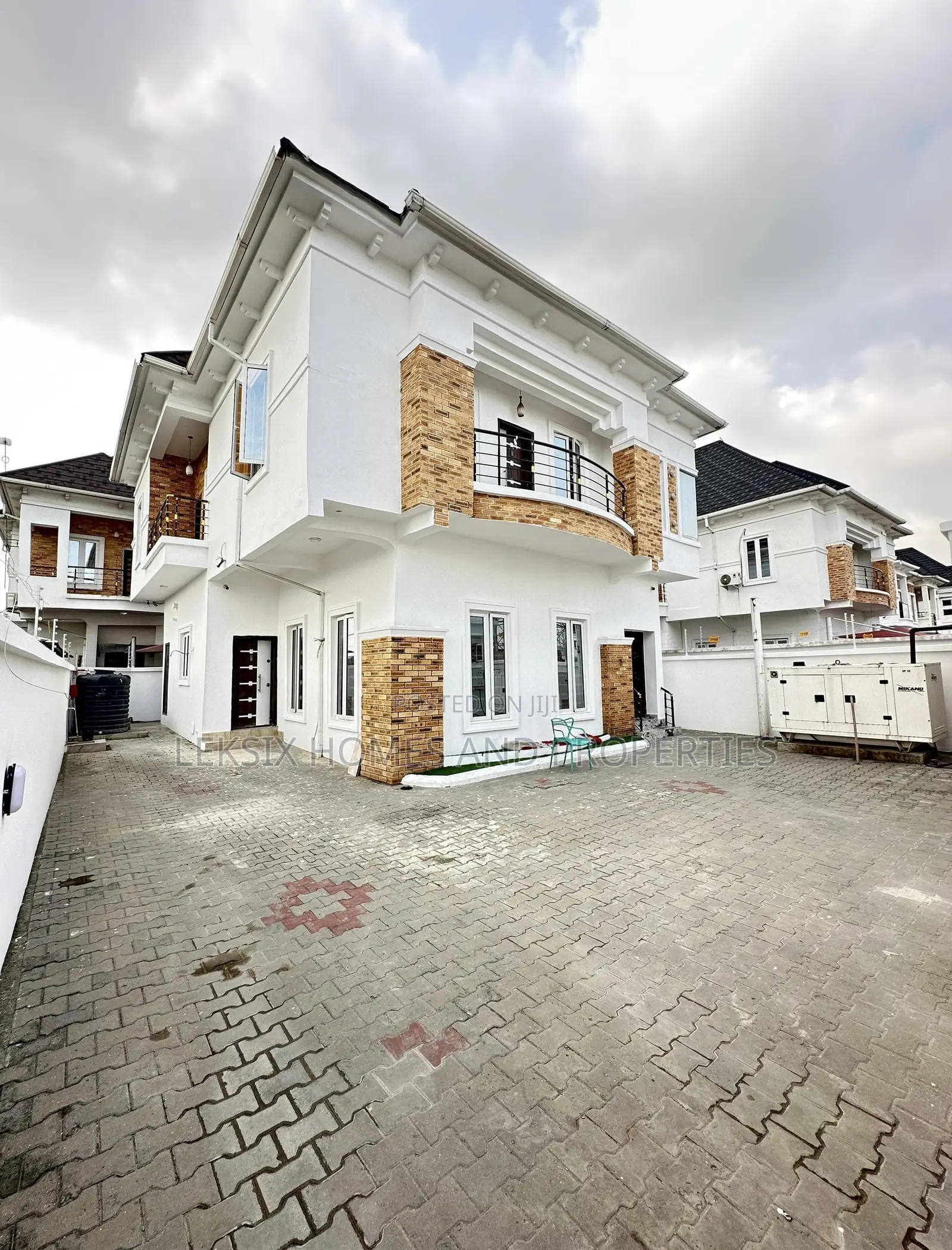 4bdrm Duplex in A Well Secured, Lekki Phase 2 for sale in Lekki Phase 2