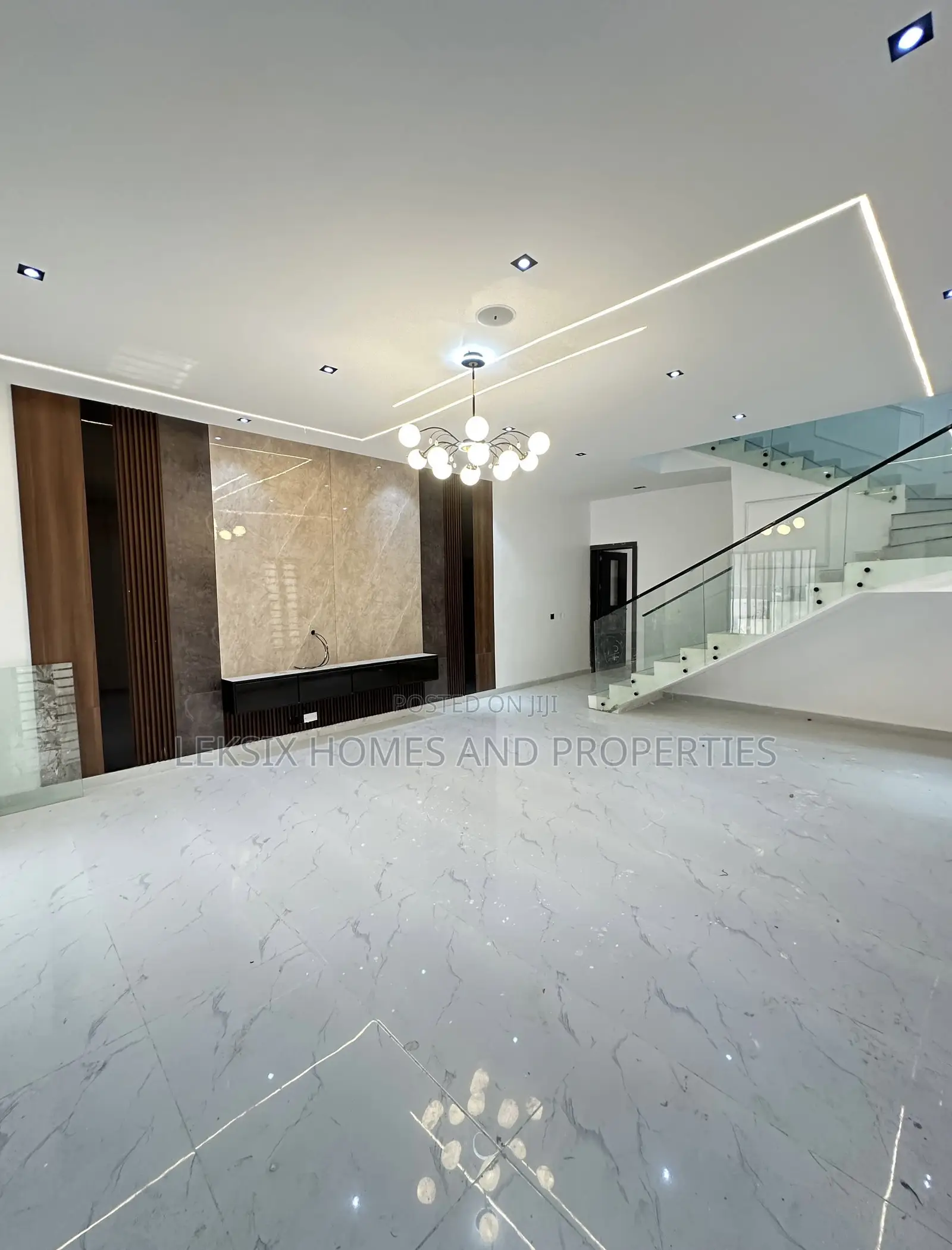 5bdrm Duplex in A Well Secured, Lekki Phase 2 for sale in Lekki Phase 2