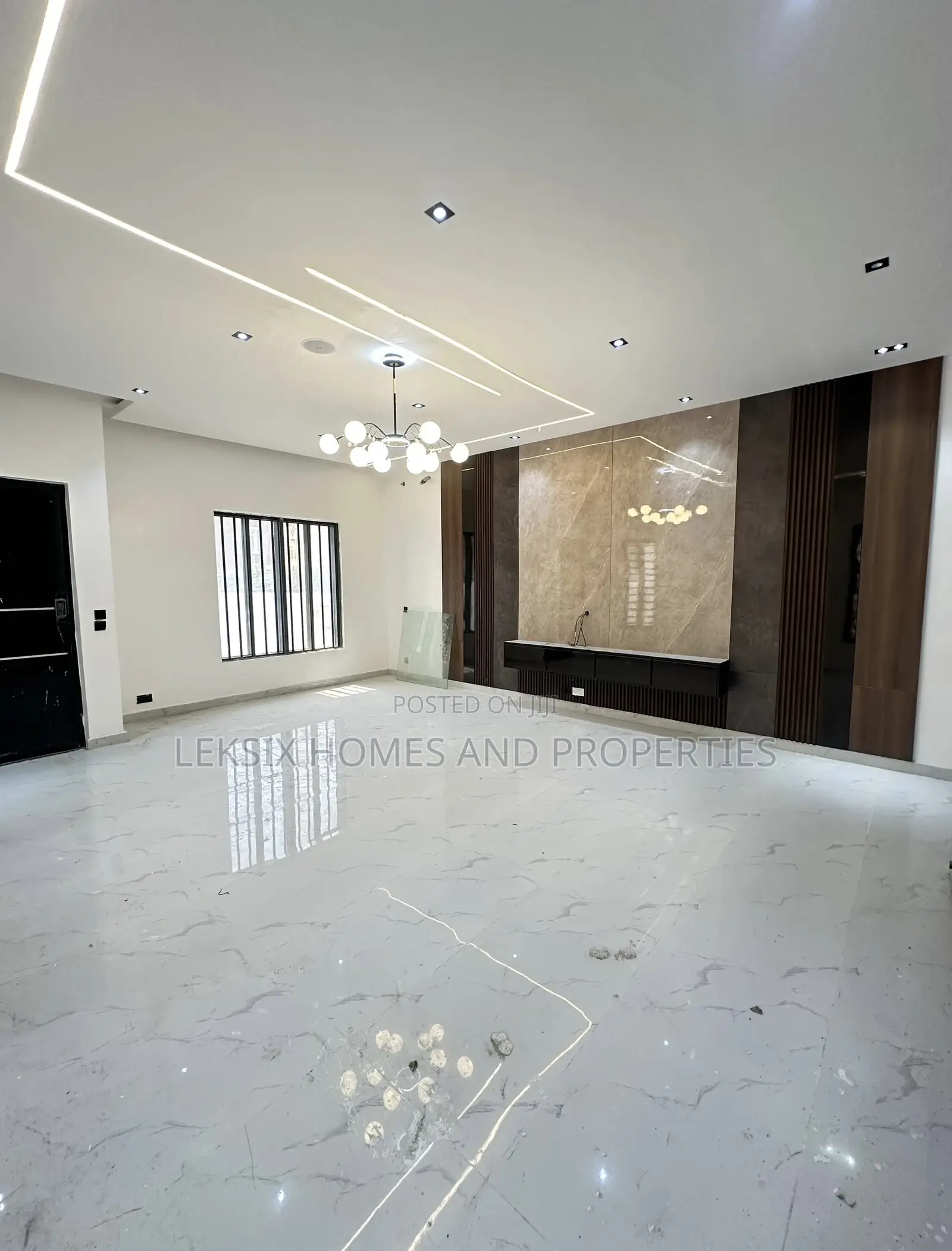 5bdrm Duplex in A Well Secured, Lekki Phase 2 for sale in Lekki Phase 2