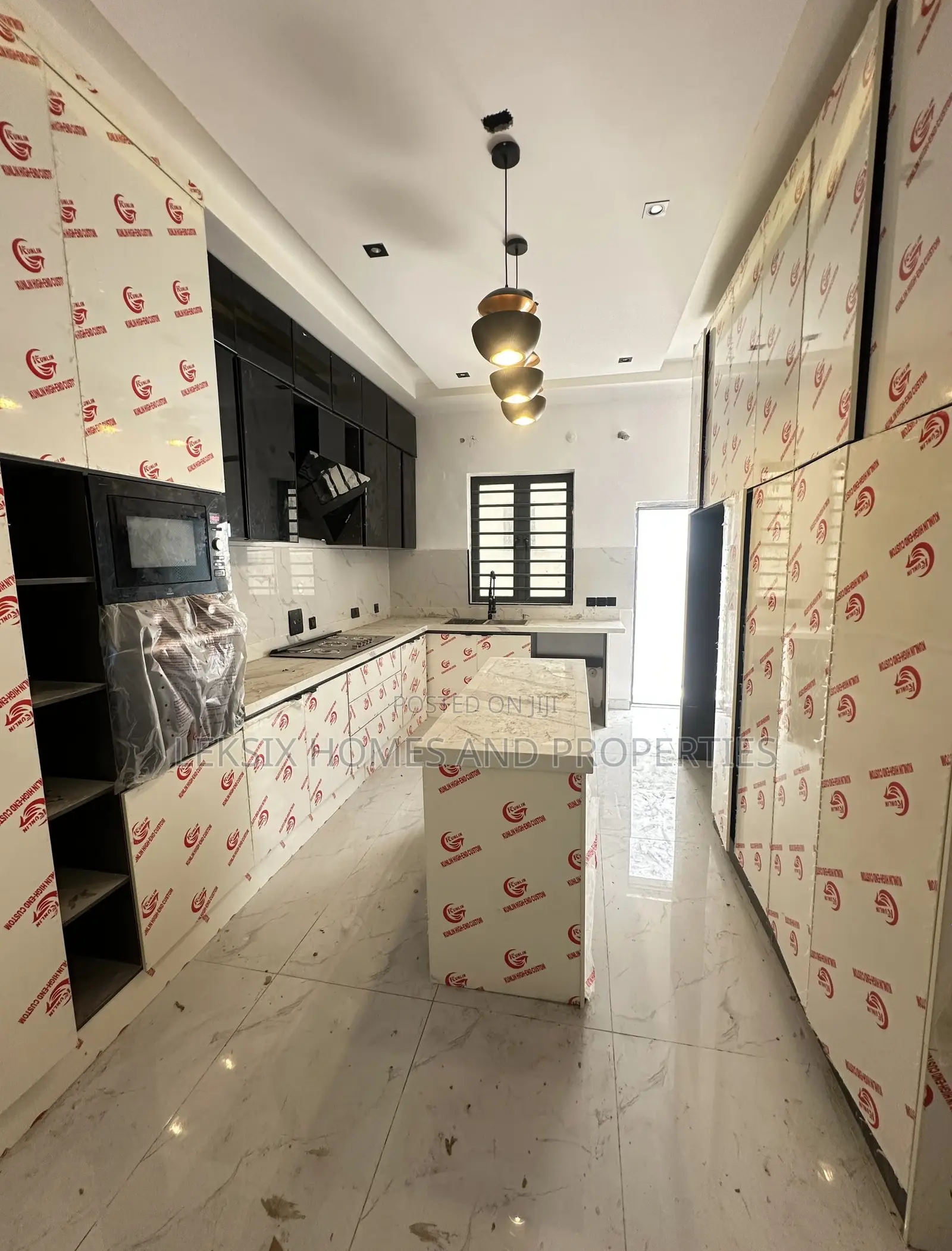 5bdrm Duplex in A Well Secured, Lekki Phase 2 for sale in Lekki Phase 2