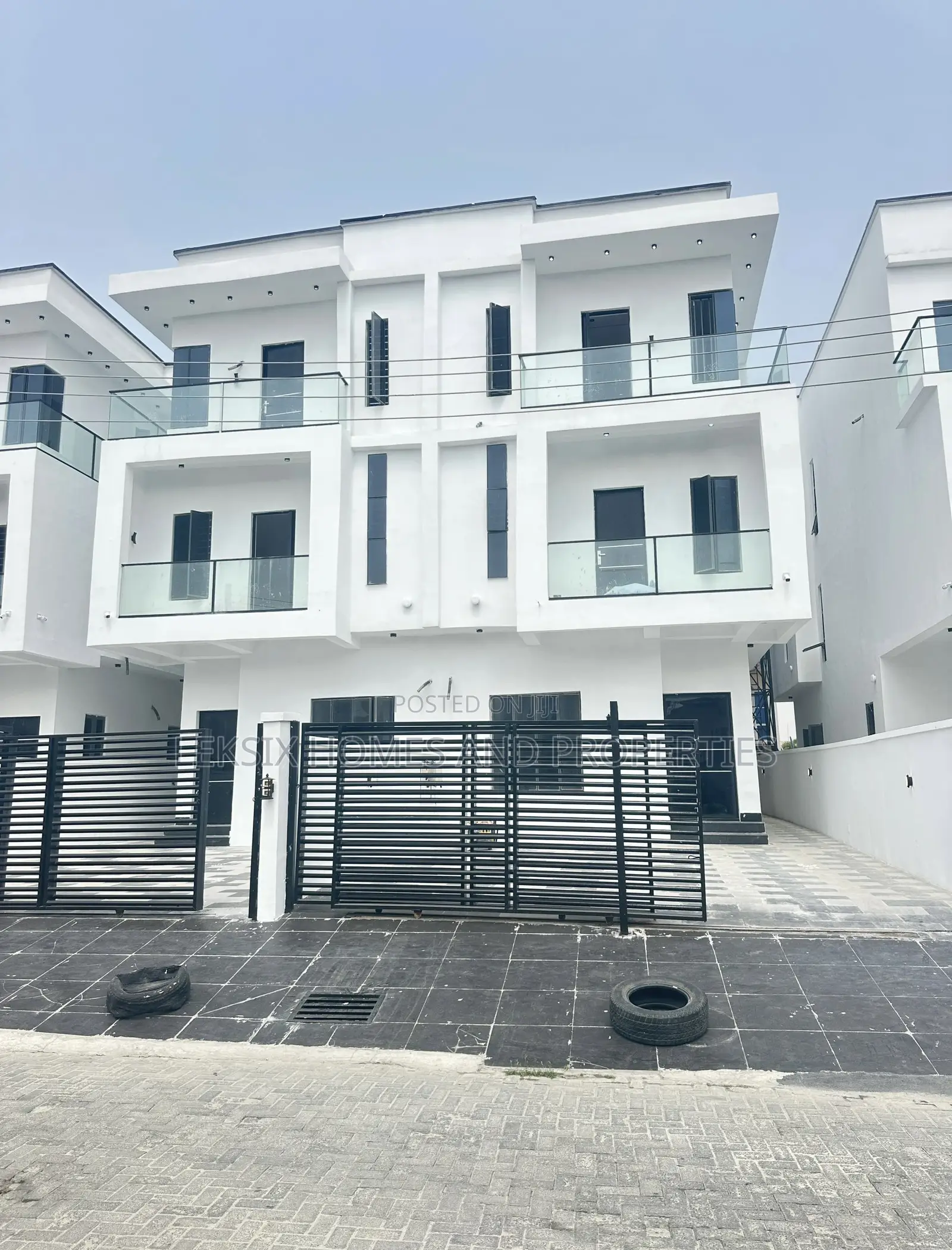 5bdrm Duplex in A Well Secured, Lekki Phase 2 for sale in Lekki Phase 2