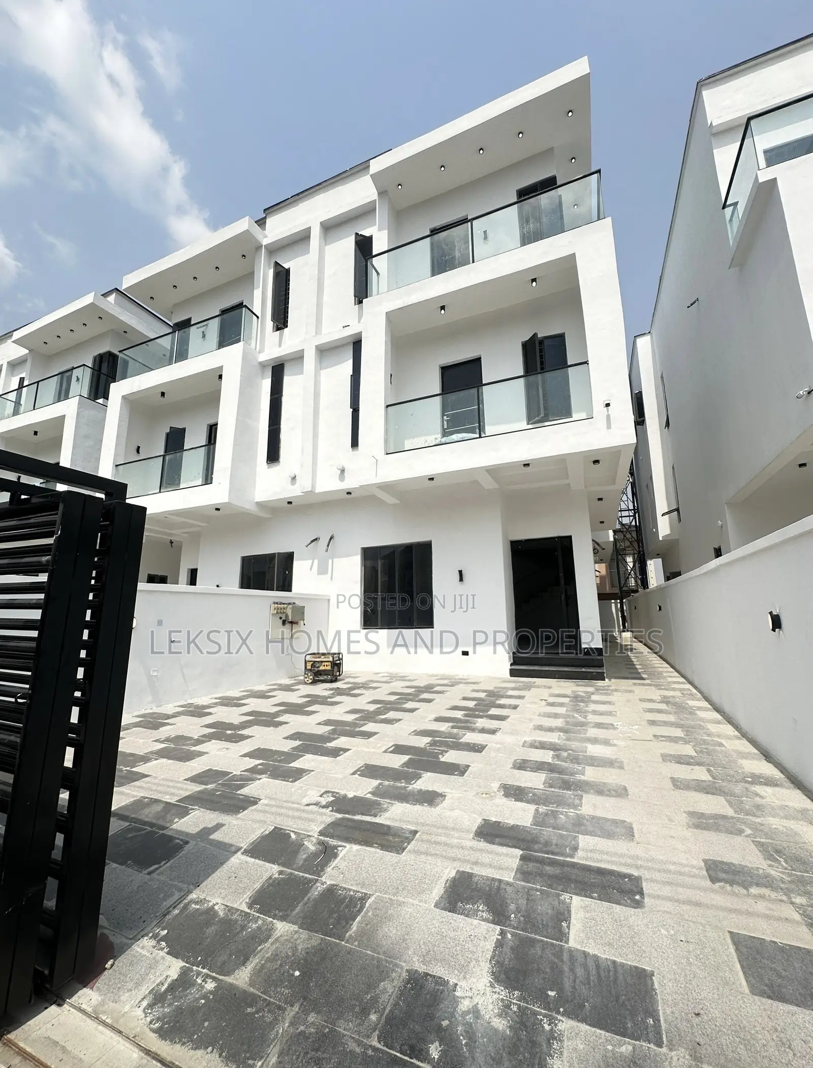5bdrm Duplex in A Well Secured, Lekki Phase 2 for sale in Lekki Phase 2