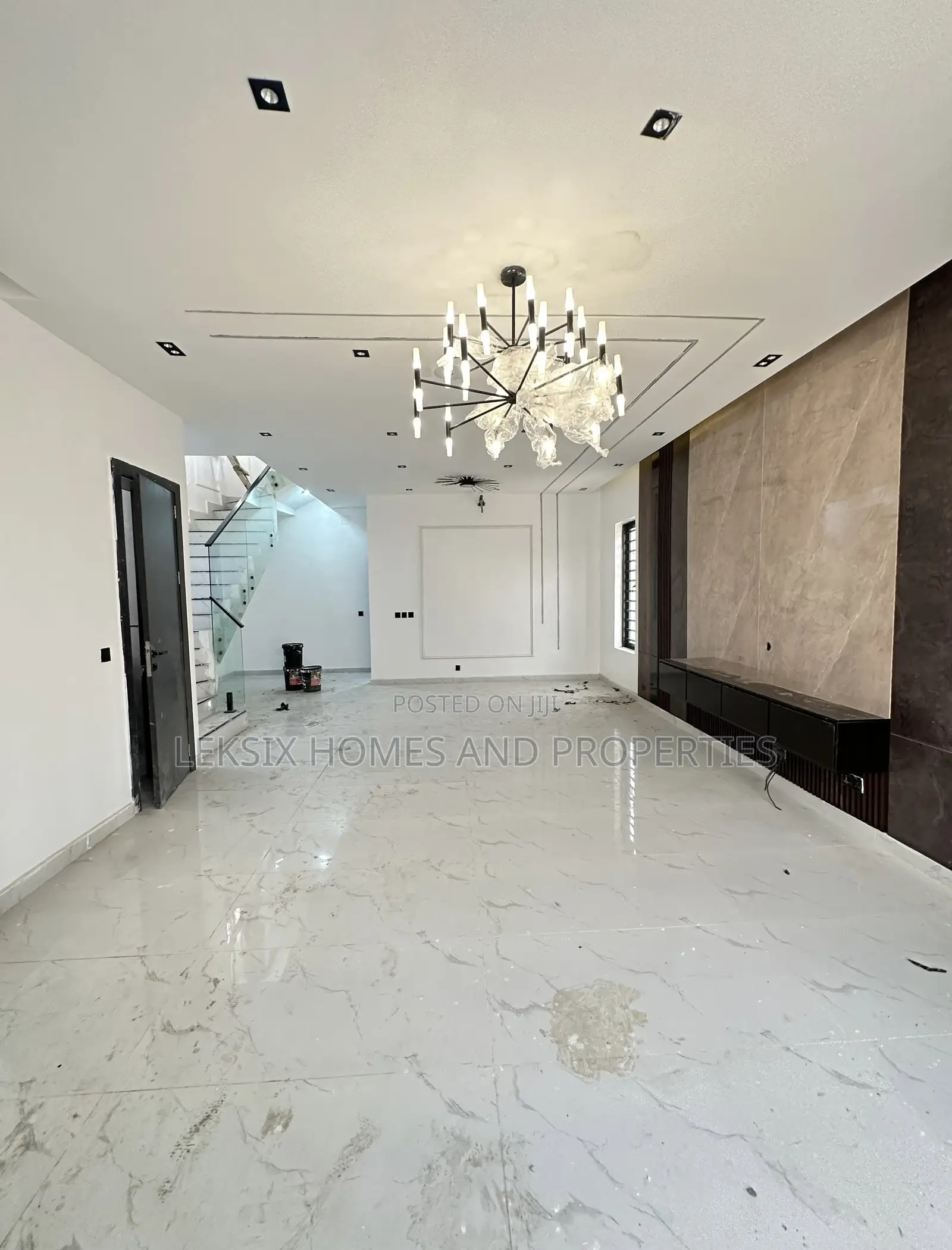 5bdrm Duplex in A Well Secured, Lekki Phase 2 for sale in Lekki Phase 2