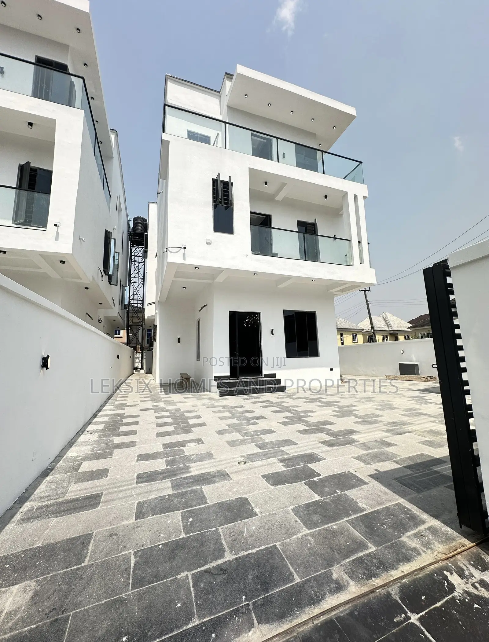5bdrm Duplex in A Well Secured, Lekki Phase 2 for sale in Lekki Phase 2