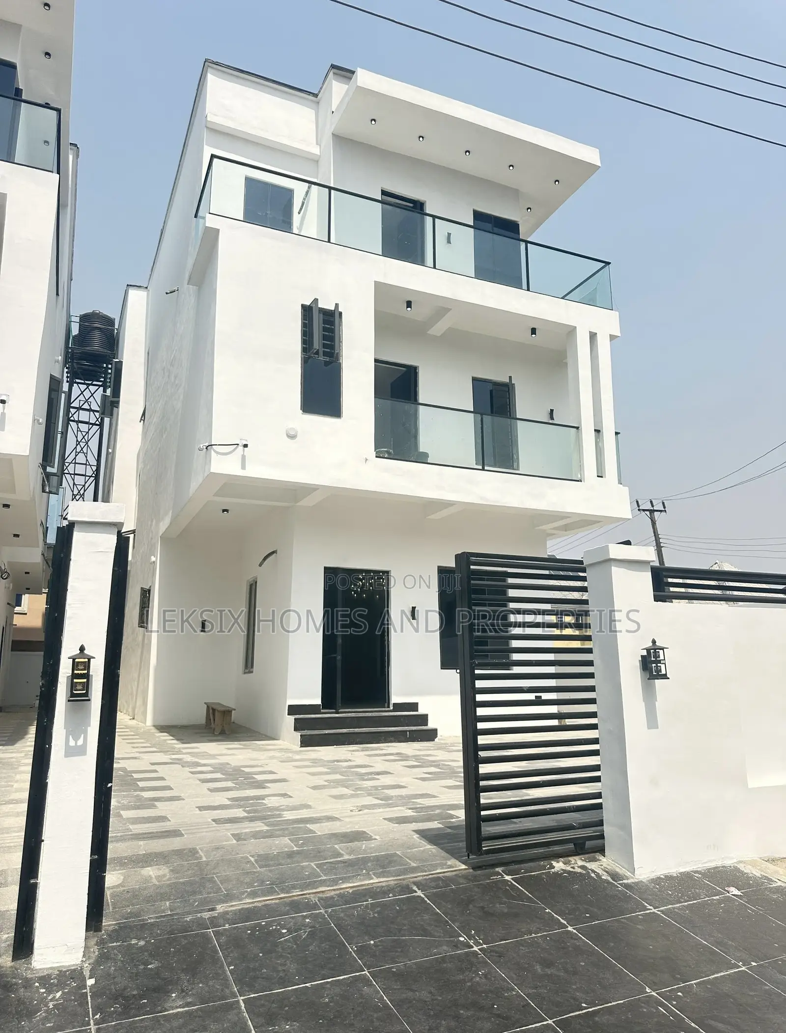 5bdrm Duplex in A Well Secured, Lekki Phase 2 for sale in Lekki Phase 2