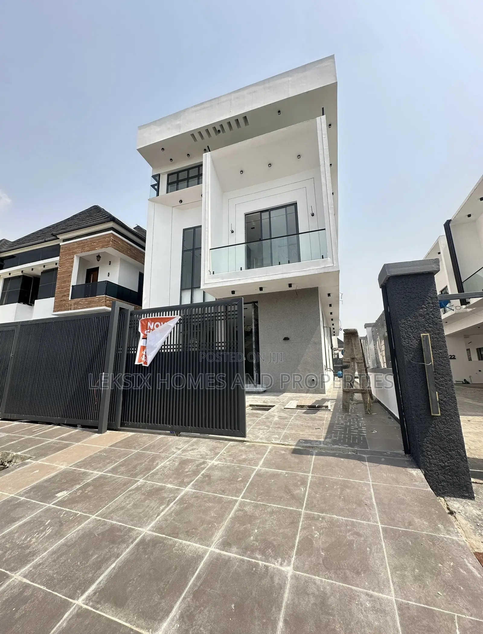5bdrm Duplex in A Well Secured, Lekki Phase 2 for sale in Lekki Phase 2