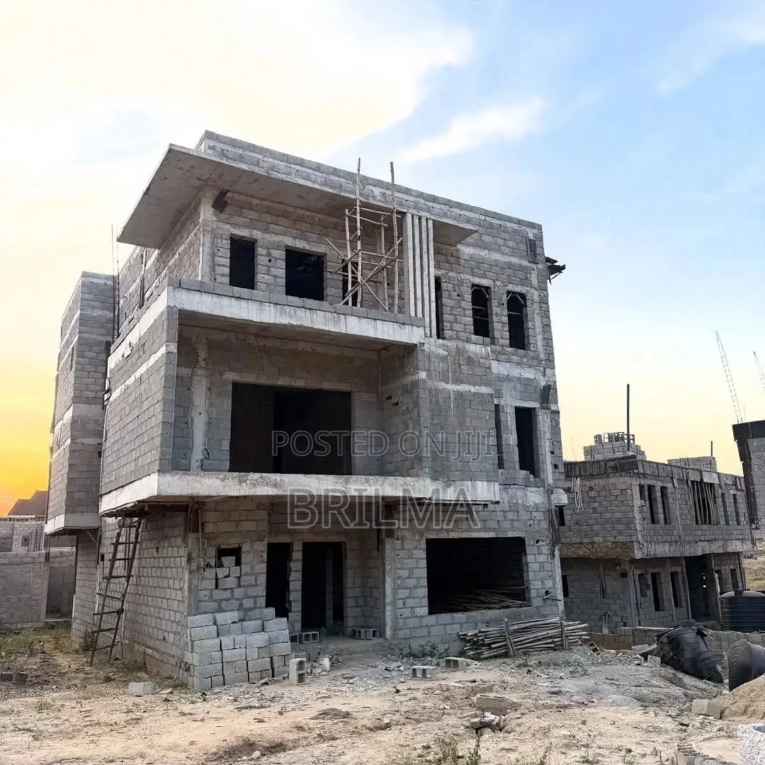 5bdrm Duplex in Apo District for sale in Apo District