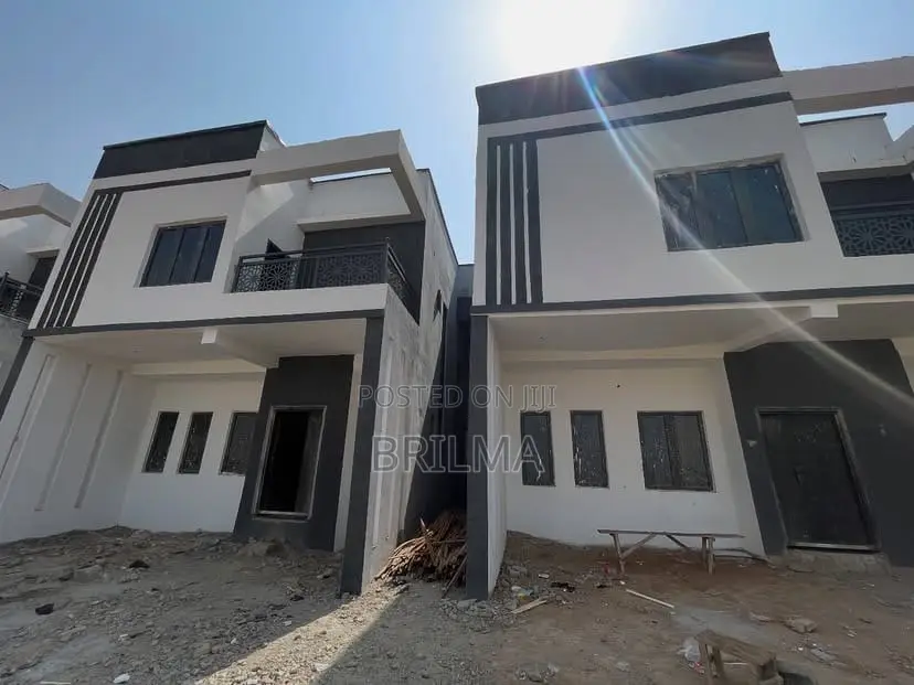 4bdrm Duplex in Lugbe District for sale in Lugbe District