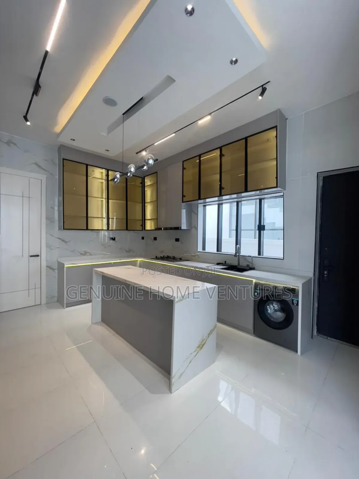 5bdrm Duplex in Chevron for sale in Chevron