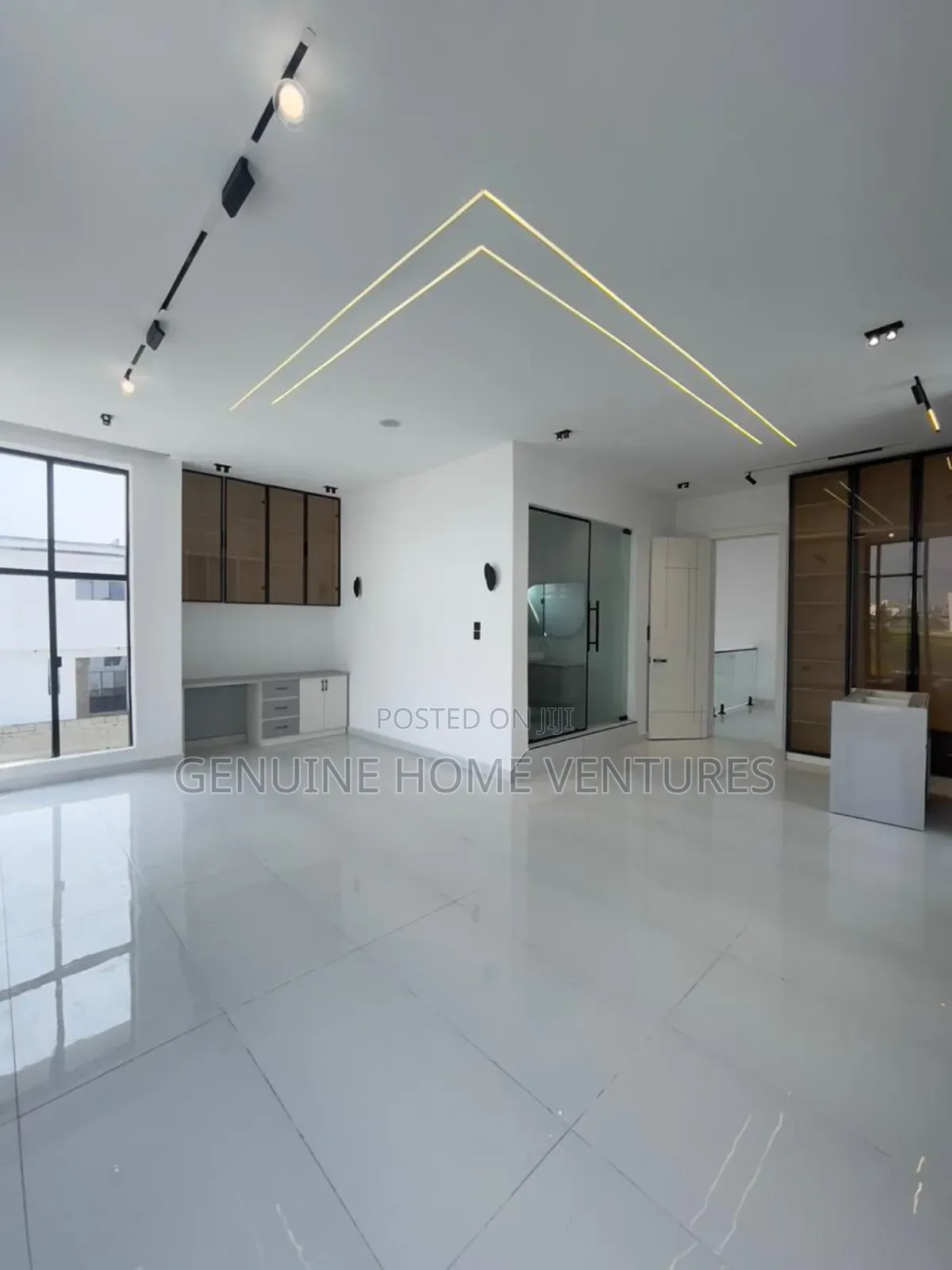 5bdrm Duplex in Chevron for sale in Chevron