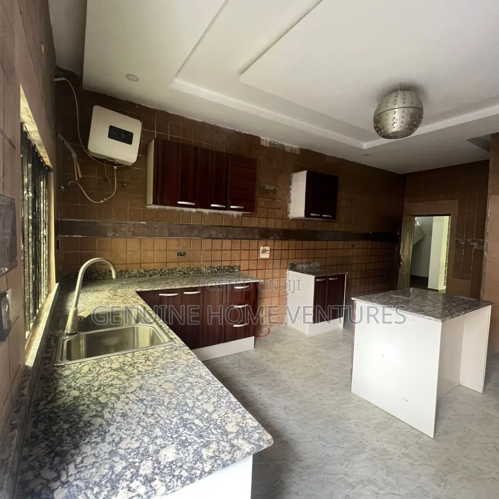 5bdrm Duplex in Chevron for sale in Chevron
