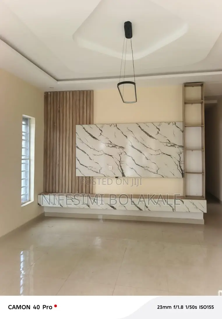 3bdrm Block of Flats in Okebadan Estate, for sale in Akobo