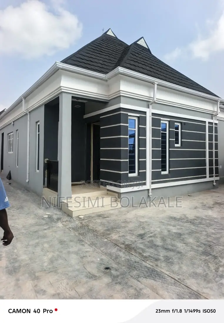 3bdrm Block of Flats in Okebadan Estate, for sale in Akobo