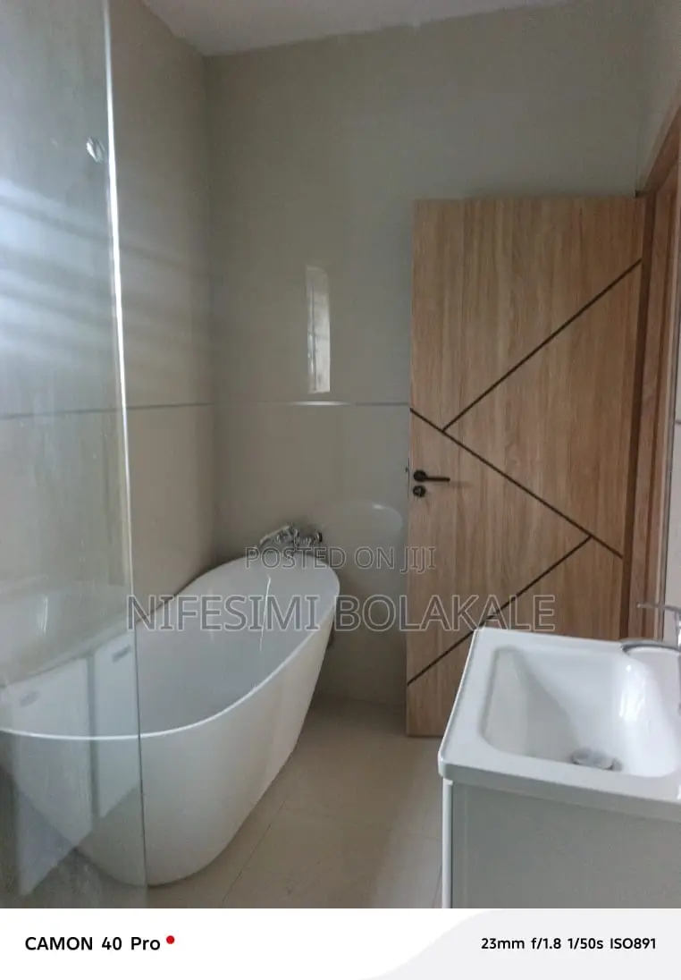 3bdrm Block of Flats in Okebadan Estate, for sale in Akobo