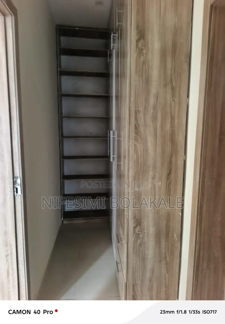 3bdrm Block of Flats in Okebadan Estate, for sale in Akobo