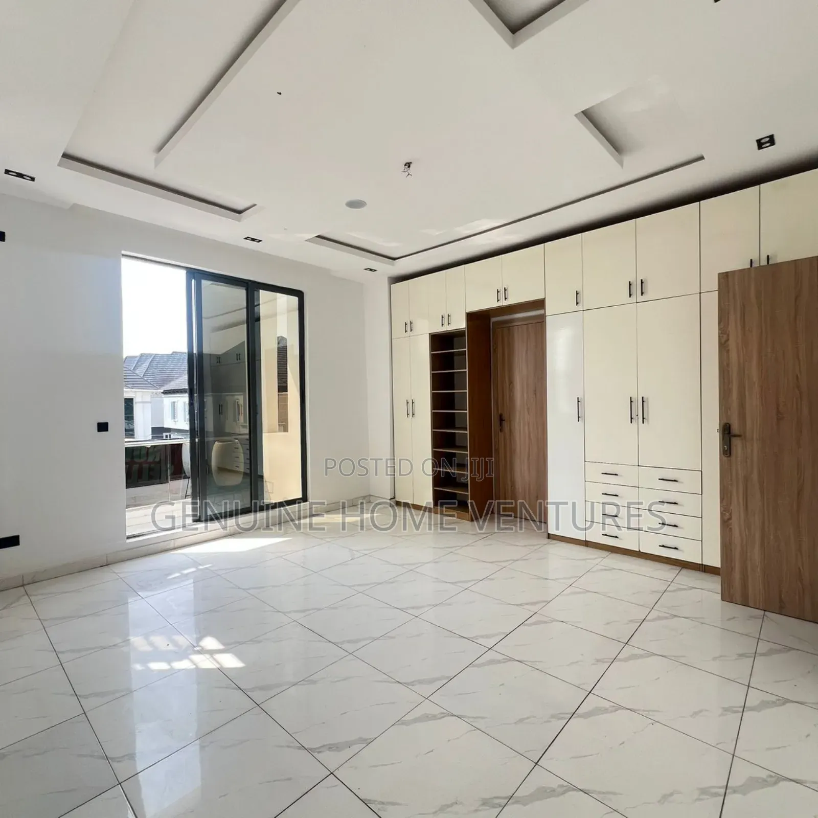 5bdrm Duplex in Chevron for sale in Chevron