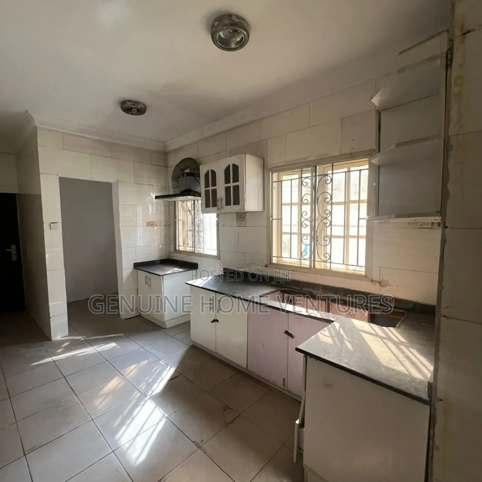 5bdrm Duplex in Chevron for sale in Chevron