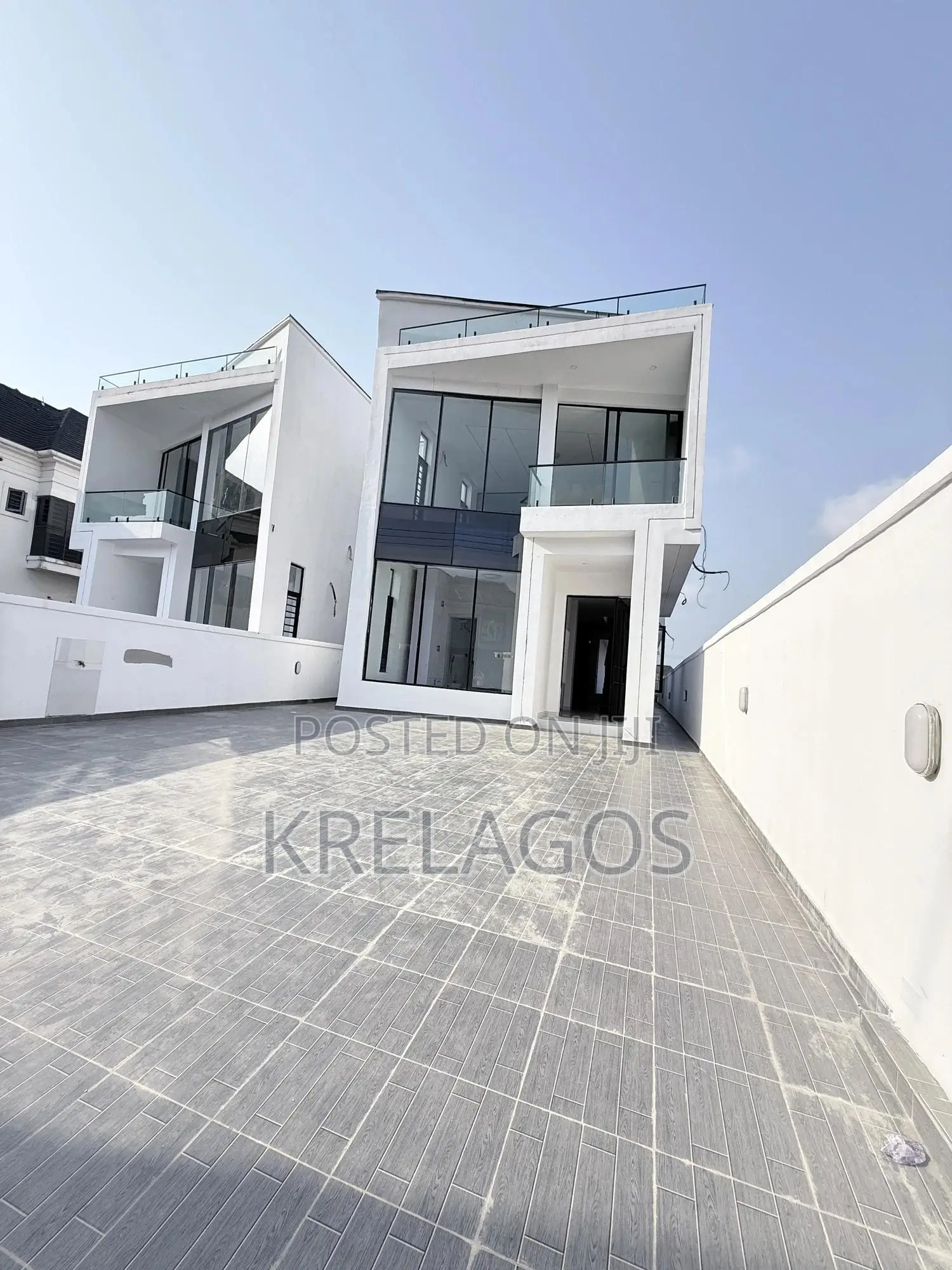 5bdrm Duplex in Chevron for sale in Chevron