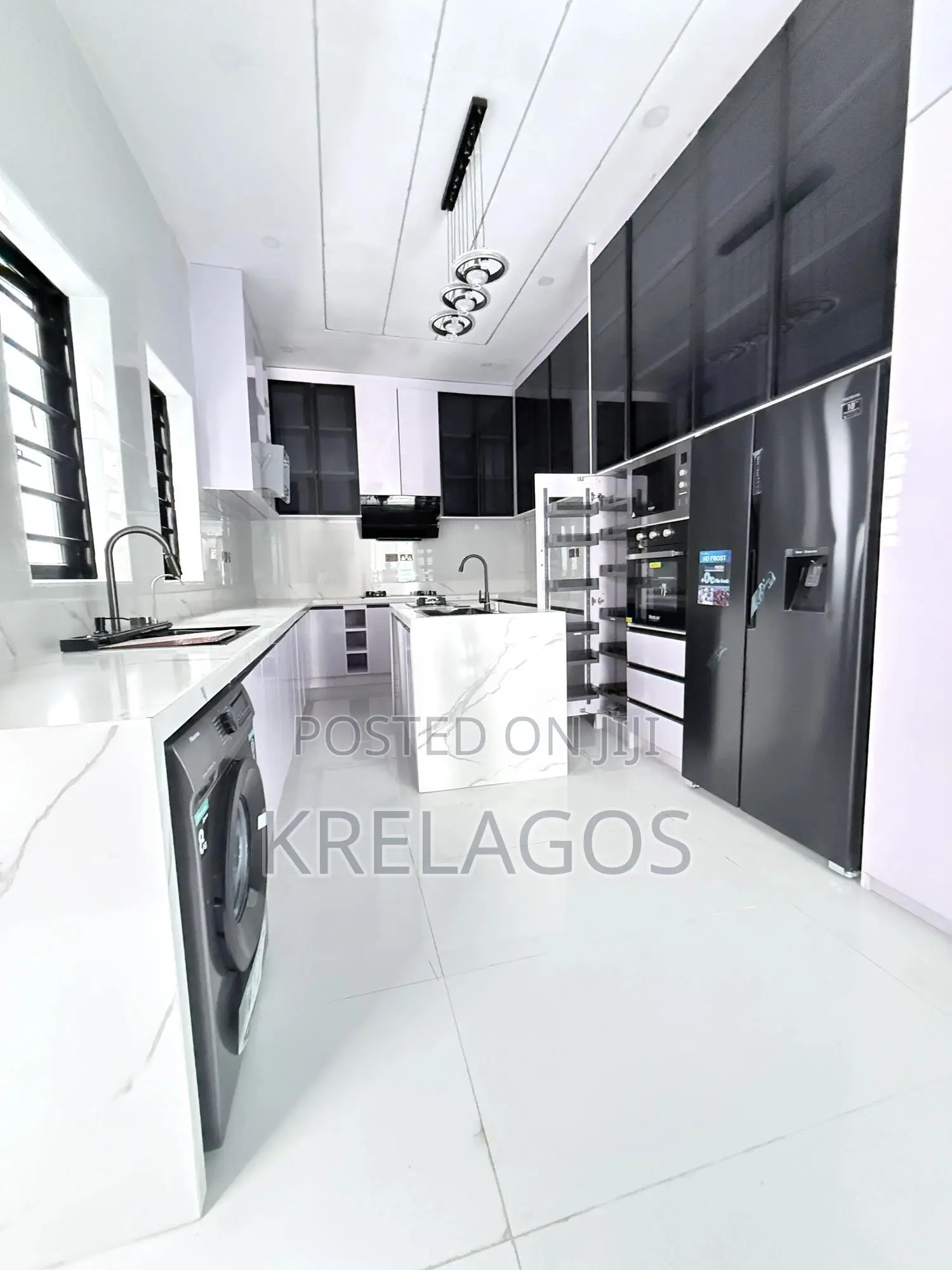 5bdrm Duplex in Chevron for sale in Chevron