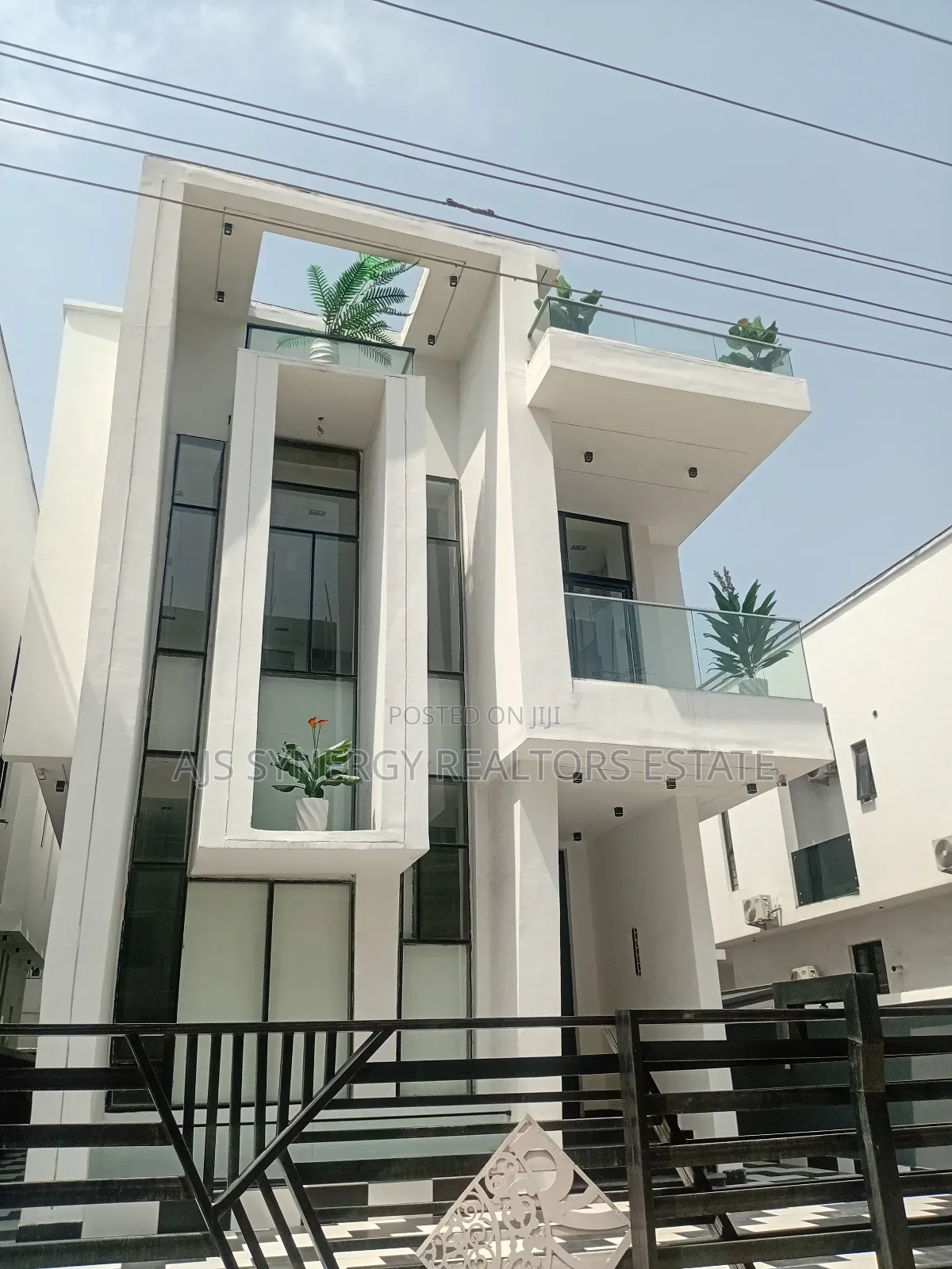 5bdrm Duplex in Chevron for sale in Chevron