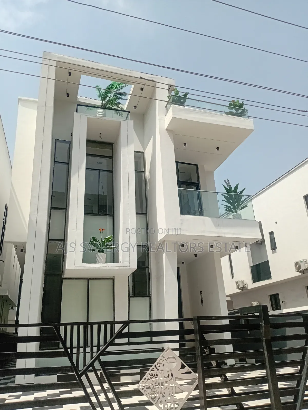 5bdrm Duplex in Chevron for sale in Chevron