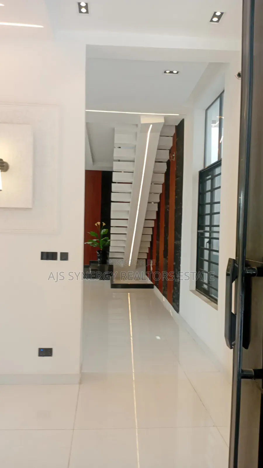 5bdrm Duplex in Chevron for sale in Chevron