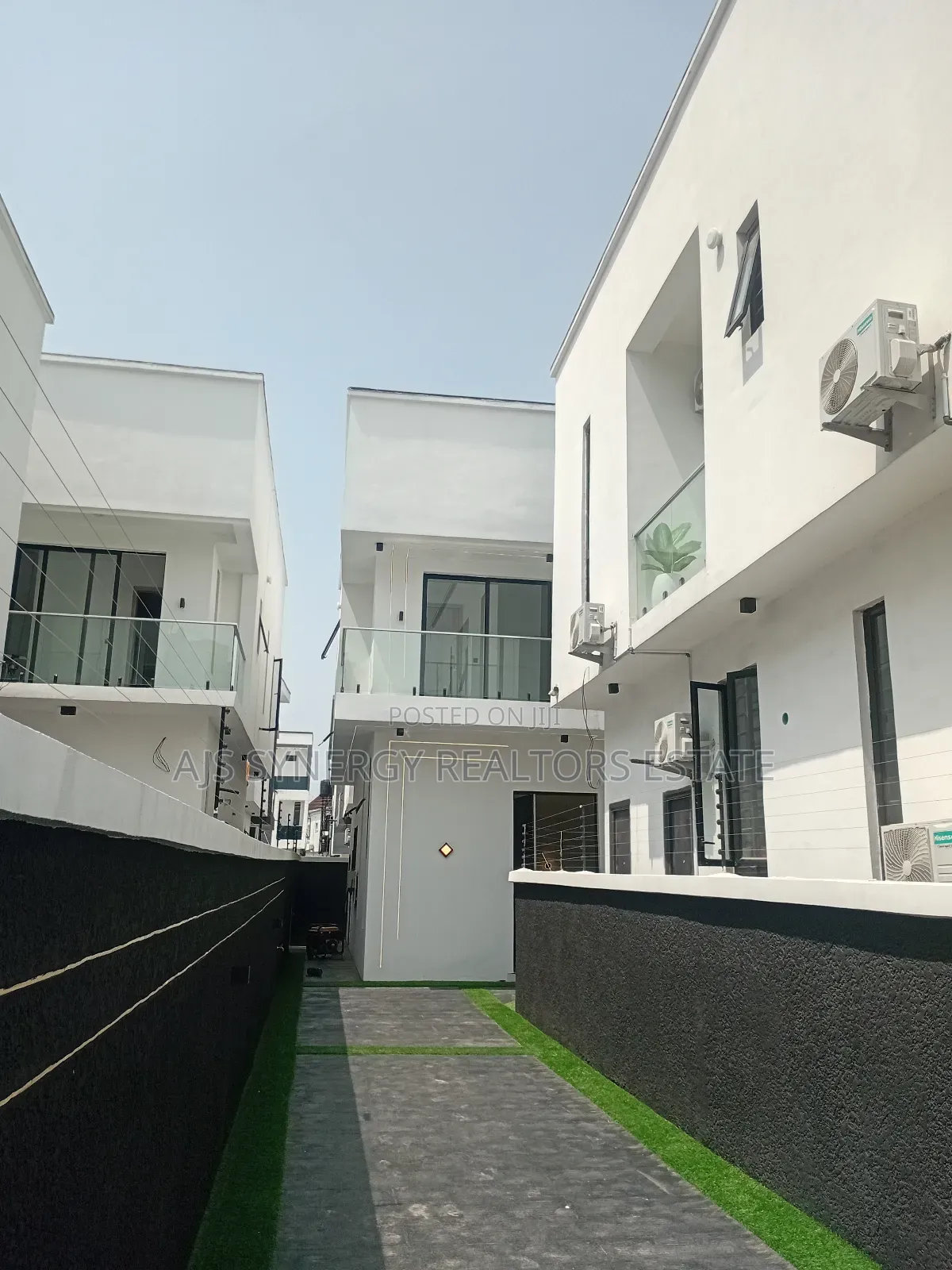 4bdrm Duplex in Chevron for sale in Chevron