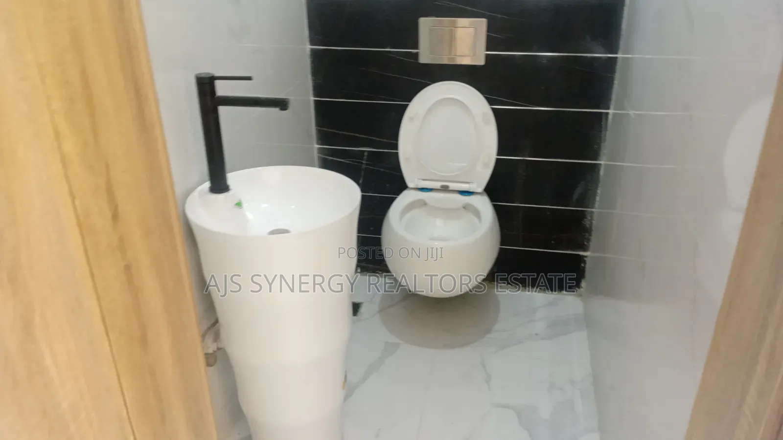 4bdrm Duplex in Chevron for sale in Chevron