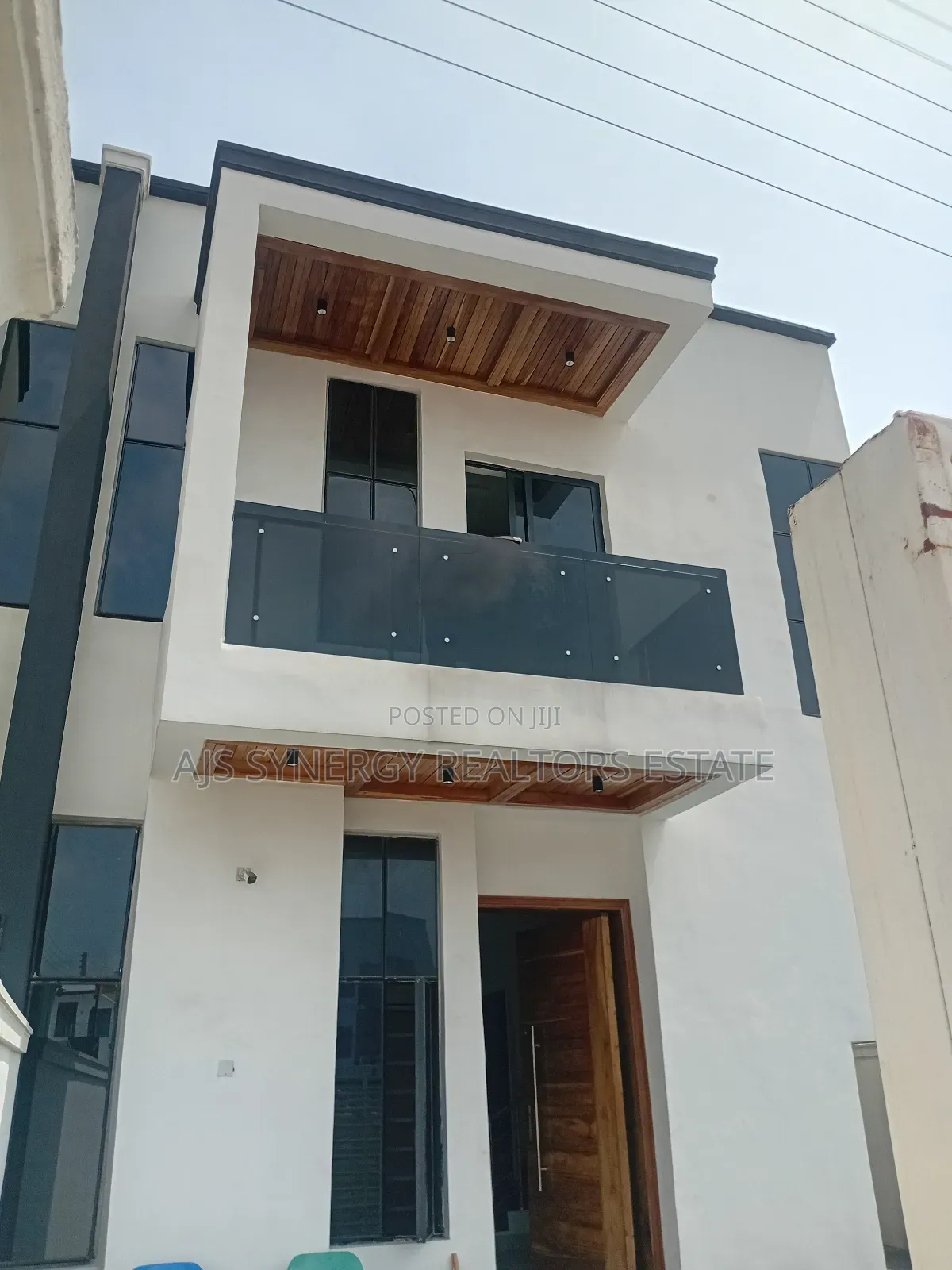 4bdrm Duplex in Chevron for sale in Chevron