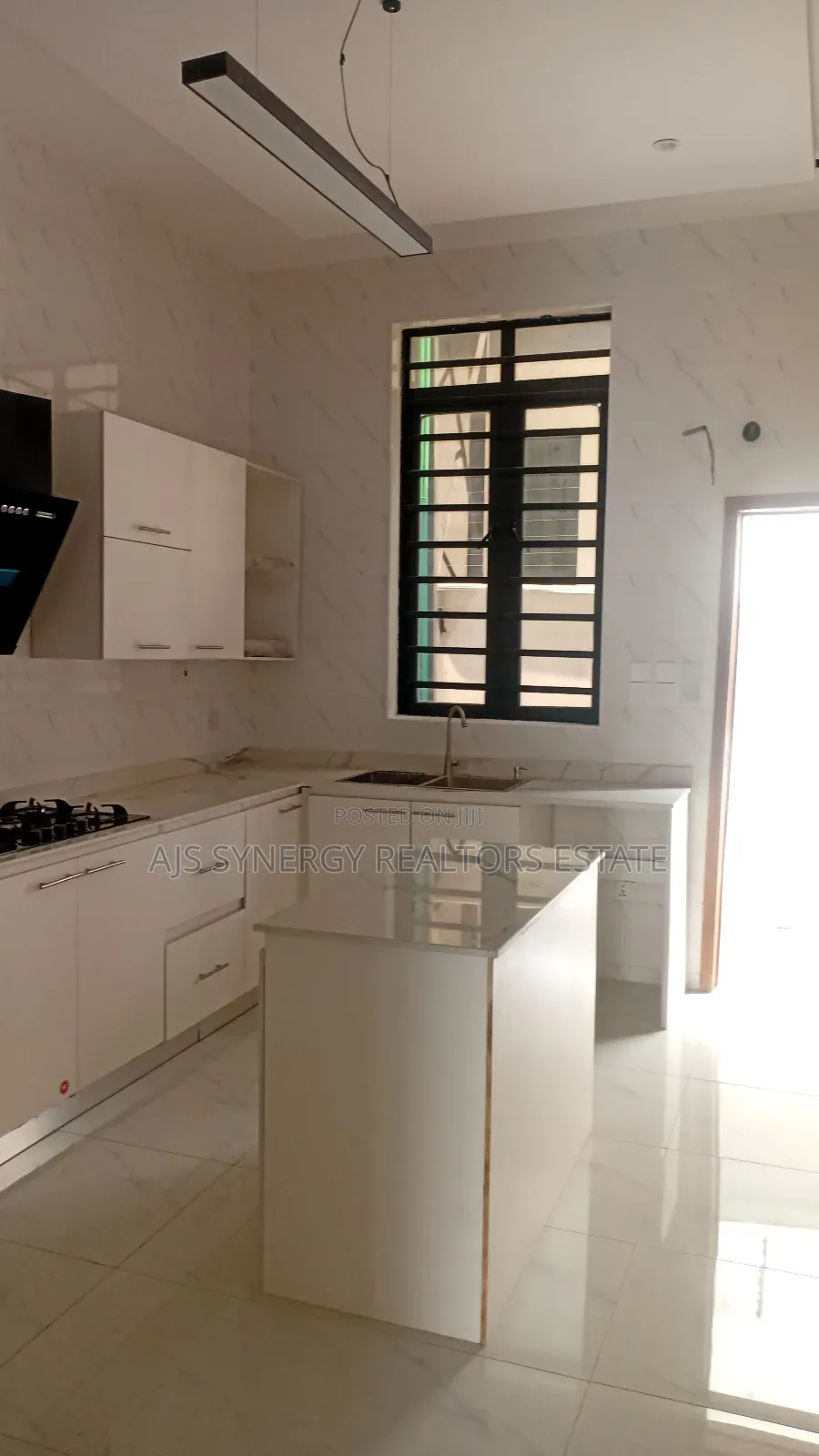 4bdrm Duplex in Chevron for sale in Chevron