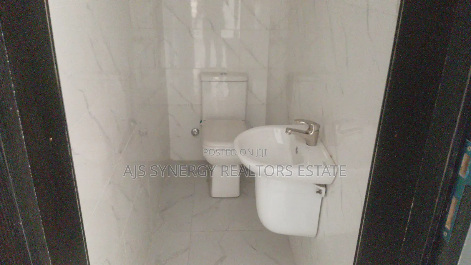 4bdrm Duplex in Chevron for sale in Chevron