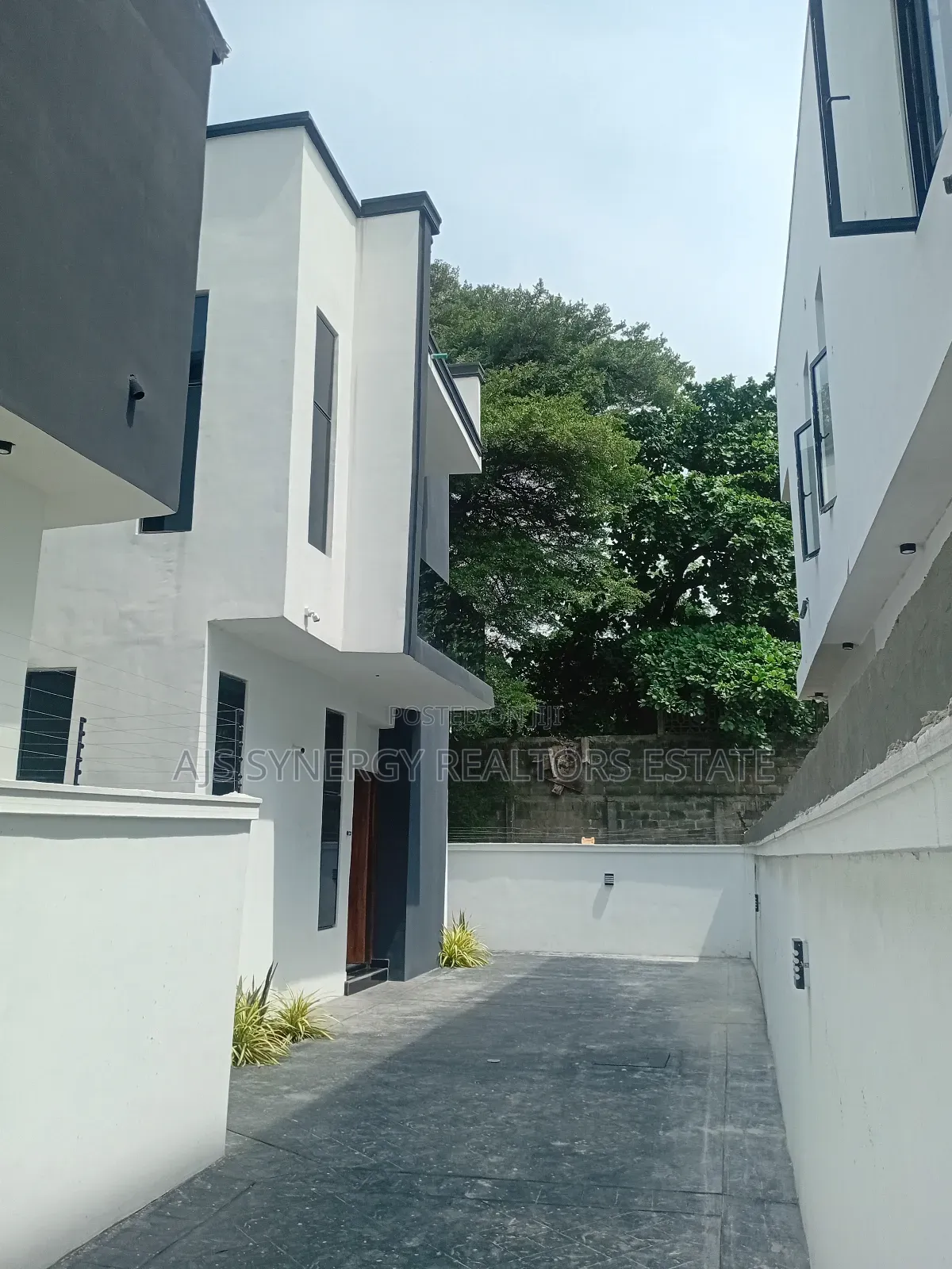 4bdrm Duplex in Chevron for sale in Chevron