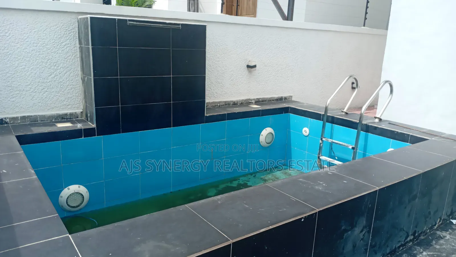 4bdrm Duplex in Chevron for sale in Chevron