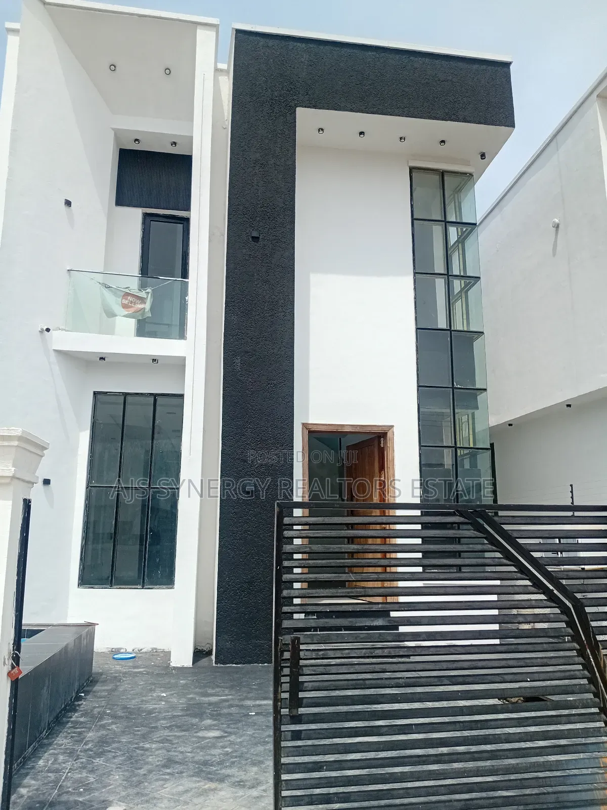 4bdrm Duplex in Chevron for sale in Chevron