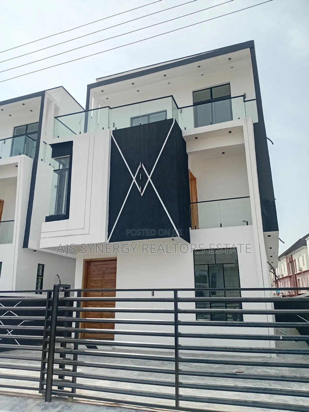 4bdrm Duplex in Chevron for sale in Chevron