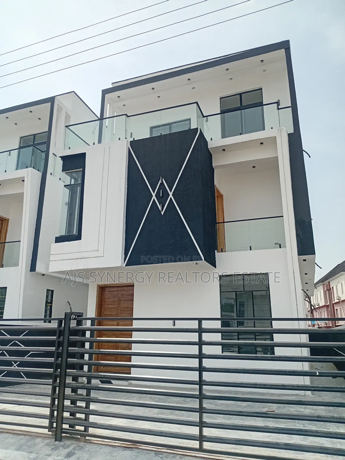 4bdrm Duplex in Chevron for sale in Chevron