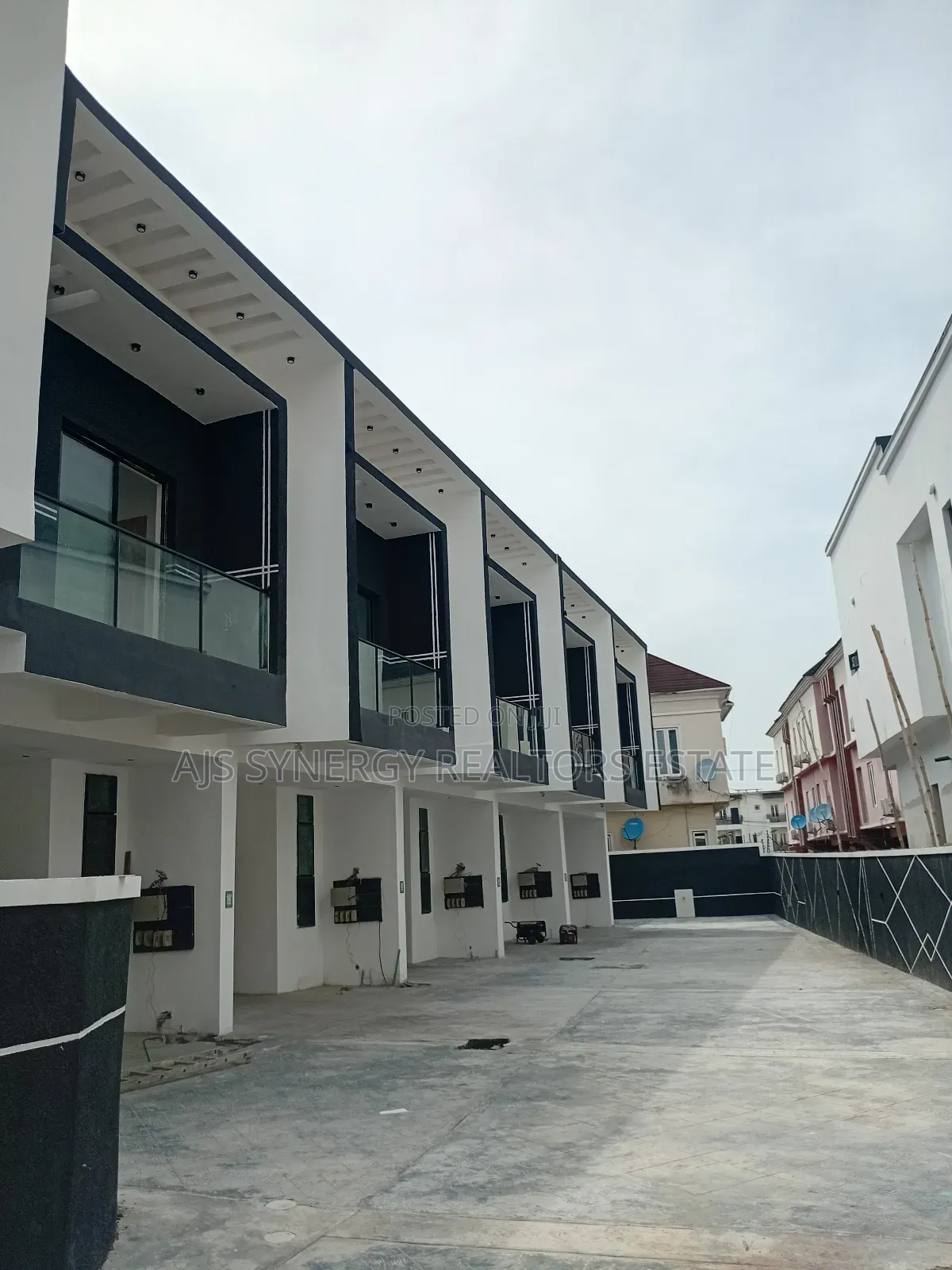 4bdrm Duplex in Chevron for sale in Chevron